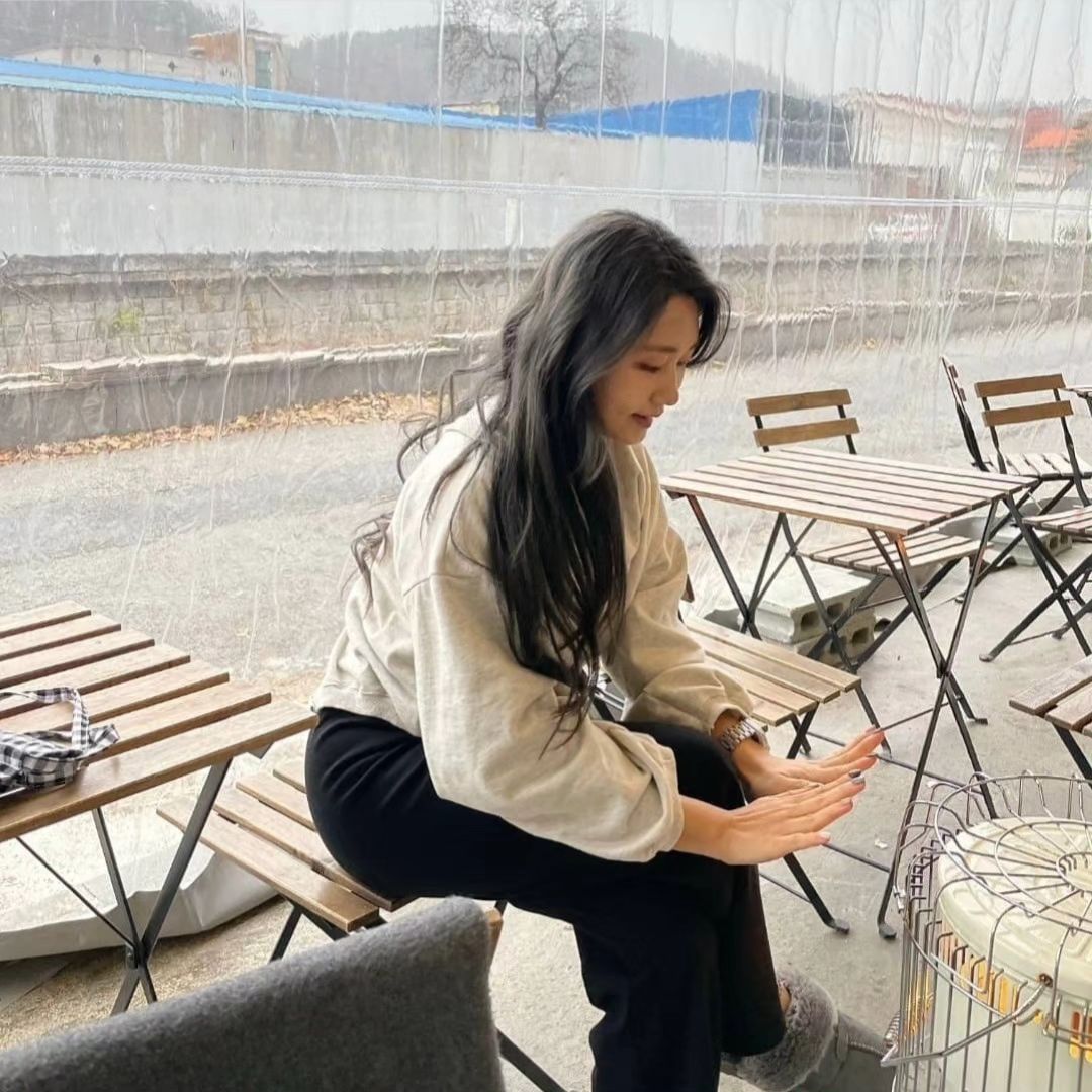 미.용.가  여진실장 계정 choi_yyj

[ 미.용.가 ] 동남지구점 여진실장 시그니처 애쉬그레이

나만의 개성을 나타내면서 본인의 장점을 극대화 시킬 수 있는 방법중에 컬러가 한목 한다고 생각 하는데요!

본인의 피부톤이나 분위기에 따라서 색감을 어떻게 주느냐에 따라서 보다 생기있어 보이기도 매력을 더 돋보이게끔 도와준답니다.

애쉬그레이염색 을 하기 위해선 부득이하게 탈색 이라는 작업이 꼭 필요합니다. 그 이유인 즉슨 ! 

동양인의 모발에는 멜라닌색소 가 붉은빛이 많기 때문에 붉은 샛소를 제거한뒤 색감을 입혀야 컬러가 나올 수 있습니다.

물론 개개인마다 탈색의 회수 차이는 있을 수 있는데요
보통 2~3회 탈색을 들어갈수도 있답니다.

미용가 에서는 최소한에 탈색으로 보다 만족 스러운 시술이 될수 있도록 최선을 다 하겠습니다. 

#미용가동남점 #청주미용실 #용암동미용실 #동남지구미용실 #분평동미용실 #청주염색 #청주애쉬그레이 #가경동미용실 #율량동미용실 #청주수험생할인