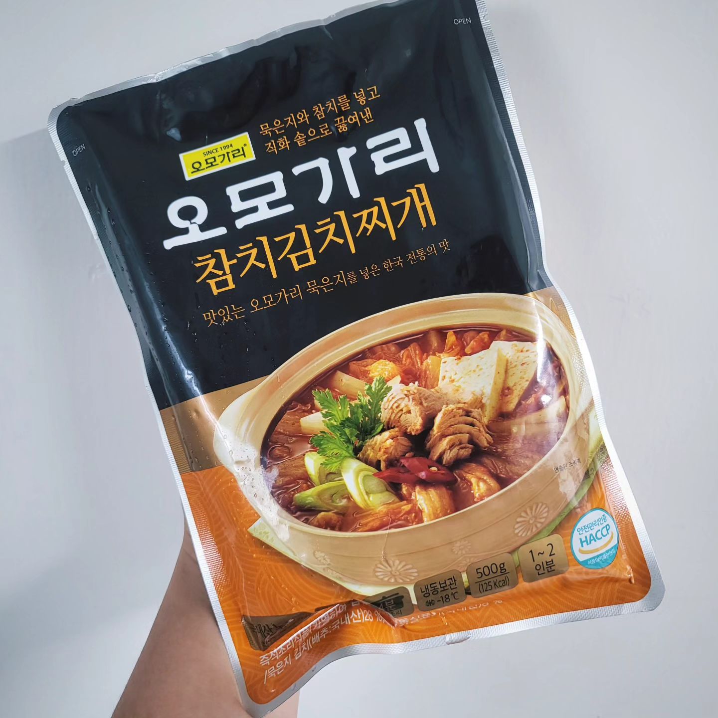 혼자 먹는 한 끼, 귀찮아 대충 떼우기 마련인데 오랜만에 집밥다운 집밥 먹었어요😊

100% 국내산 묵은지를 100% 수제방식으로 끓여내어 매장의 맛 그대로 느낄 수 있는 오모가리 김치찌개&참치찌개♥️

60년 전통의 맛을 이렇게 편히 느껴도 될까요?
냉동보관으로 쟁여놨다가 하나씩 꺼내 먹으면 되니 너무나 간편해요.

1~2인분이라 하지만 건더기 듬뿍이라 자취생이라면 몇 끼는 먹을 수 있는 양이에요.
얼큰한 맛에 밥 두공기 뚝딱했답니다.

⭐️검색창에서 “오모가리김치찌개” 검색하면 옥션, G마켓, 쿠팡 등 오픈마켓에서 구입 가능합니다. 

☎️032-577-1926

#오모가리 #가치소비 #사회적경제 #사회적기업 #간편식품 #김치찌개맛집 #자취생추천 #일자리창출기업

본 포스팅은 인천광역시 서구청 '가치를 사는 착한소비 체험단'의 제품을 제공받아 직접 사용후 솔직하게 작성된 글입니다.