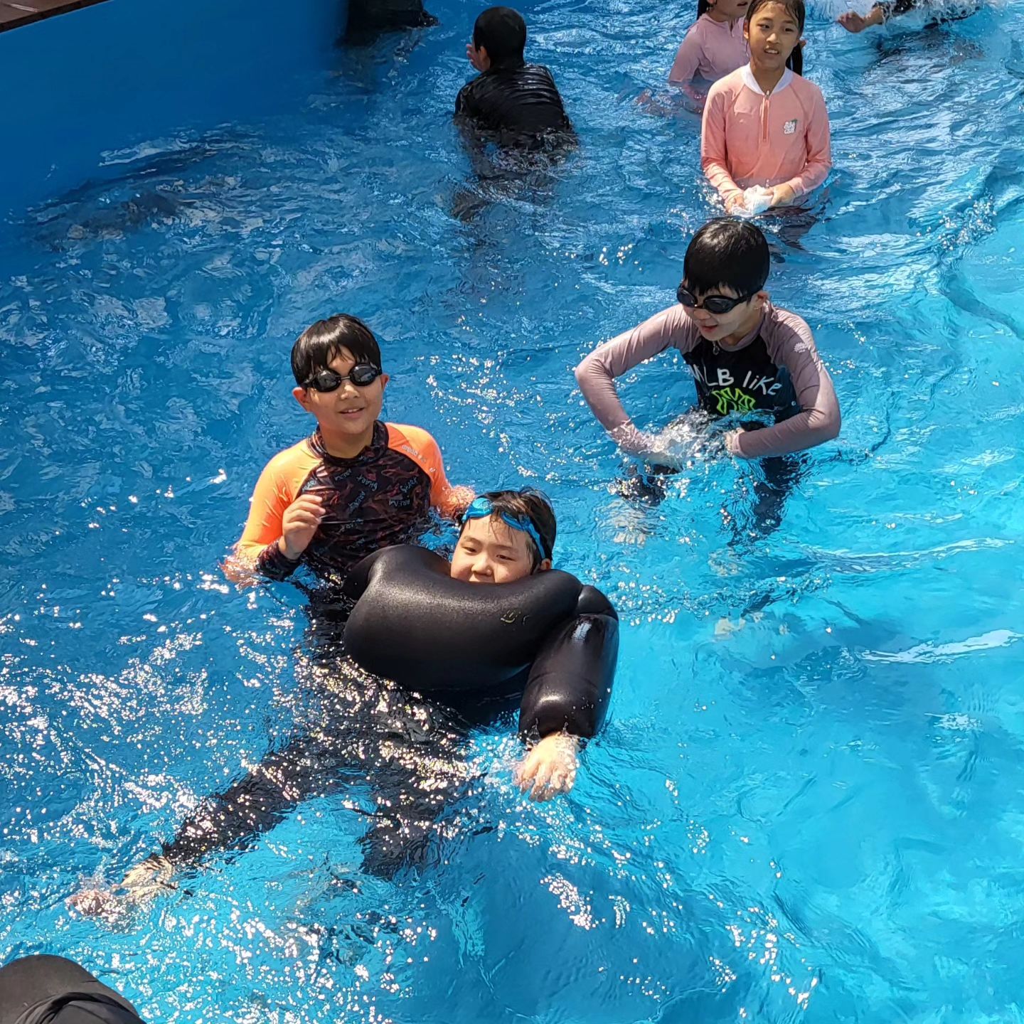 분당 친구들이랑 물놀이 즐기는 민재🤽‍♂️
내년 여름 방학땐 주말마다 엄마랑 부산 서핑스쿨 가자🤍

#초등방학 #물놀이 #친구들이좋아 #물개