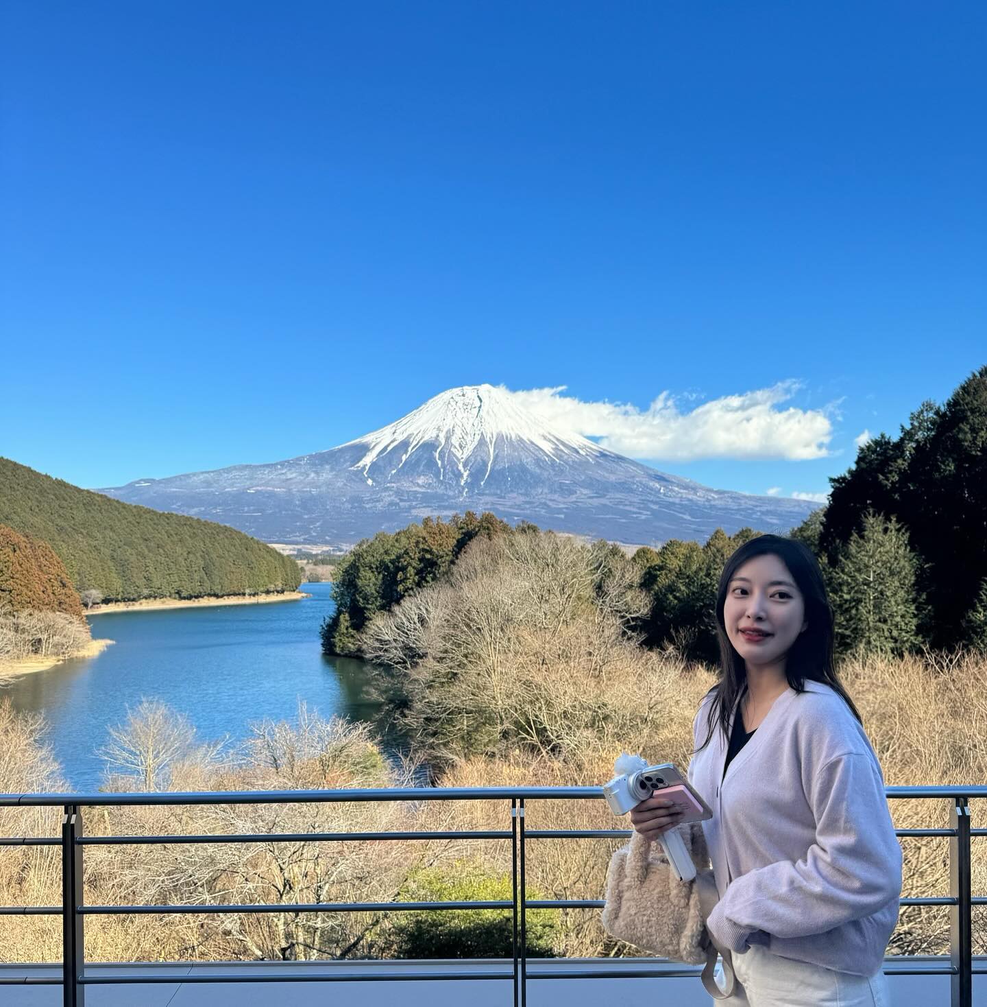 안녕하세요 여러부운-!

설 연휴는 잘 보내셨나요?
저는 명절 당일 아침 차례지내고 오후 비행기로
일본여행 다녀왔습니다🤍💙
어제 복귀해서 오늘 내일 출근하고 내일은 또 캠핑가요😂
살인적인 스케줄이지만
한번 사는 인생 매일을 꽉 채워 보내고 싶어서요😅

몇장 안되지만 후지산 뷰 다같이 보면 좋을 것 같아
생존신고 겸,,
일본여행 사진도 살짝,, 뿌리고 갑니다 ,,🏔️💓

내일이면 또 금요일이에요!!
모두들 남은 이틀 화이팅입니당 🫡