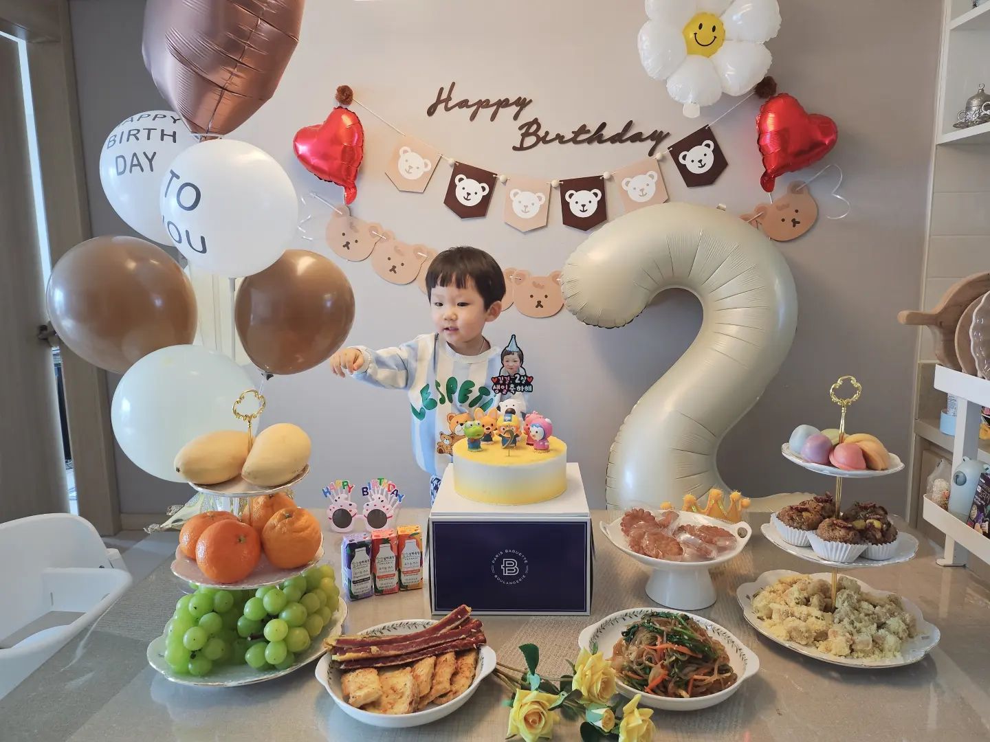 2월 10일
설날이자 우리아들 두돌 생일🎂
.
.
아들 생일 축하해🥳
싫어병 말기환자처럼 말만 시키면 싫어를 남발하는 시기이지만, 그래도 엄마빠한테 와주고, 컸다고 엄마빠 놀리고 장난도 칠 줄 알고, 문장도 구사하며 말하고, 쑥스러워할 줄도 알고, 아무쪼록 예쁘게 커주고 있어서 너무 고맙고 사랑해💜💜💜
.
.
#첫째두돌생일 #두돌생일파티🎂 #생일축하해🥳
#두돌생일상 #앞으로도예쁜생일상차려줄게 #사랑해🩷
#고모부과일협찬 #고모뽀로로고구마케이크협찬
#고모케이크토퍼협찬 #고맙습니당‎ˇܫˇ
#맑은떡방앗간부천점 #약식 #무지개바람떡 #카스테라인절미 #두돌떡주문
#첫째 #731일아기👶🏻 #24갤베베ෆ
#둘째 #44일아기👶🏻 #1갤베베ෆ