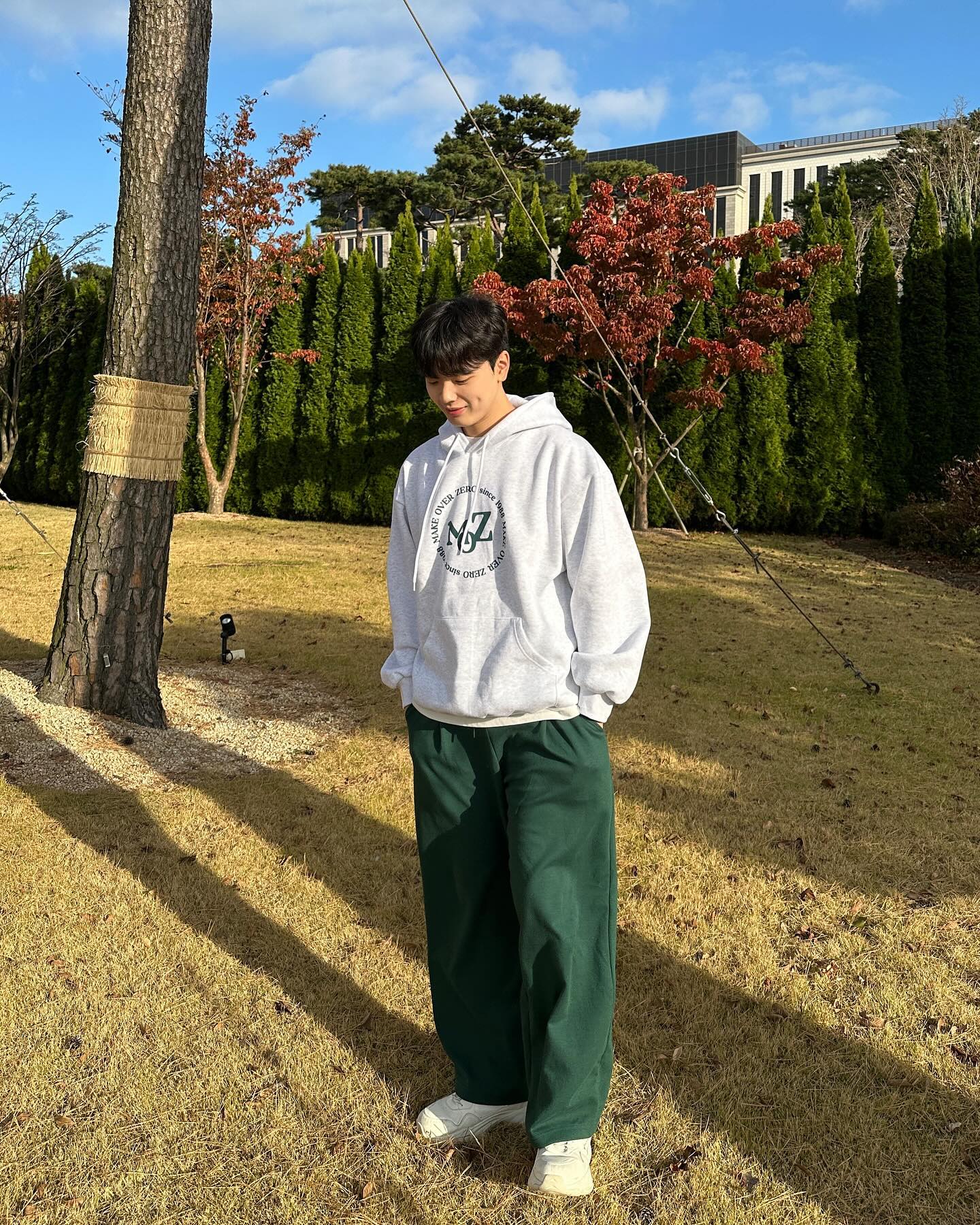 호킹스~~~는 커녕 친구 퇴근 기다리는 중🥲

👕,👖 :  mozmoz_official 

셋업으로 코디가 편해하고 바지는 기모가 아니어서 활동성이 좋고 초록색 색감이 아주 굿👍 
모즈모즈 무신사 블랙 프라이데이 할인 행사 진행중이니 다들 방문해보세요 :)

#모즈모즈 #트레이닝셋업 #겨울코디
