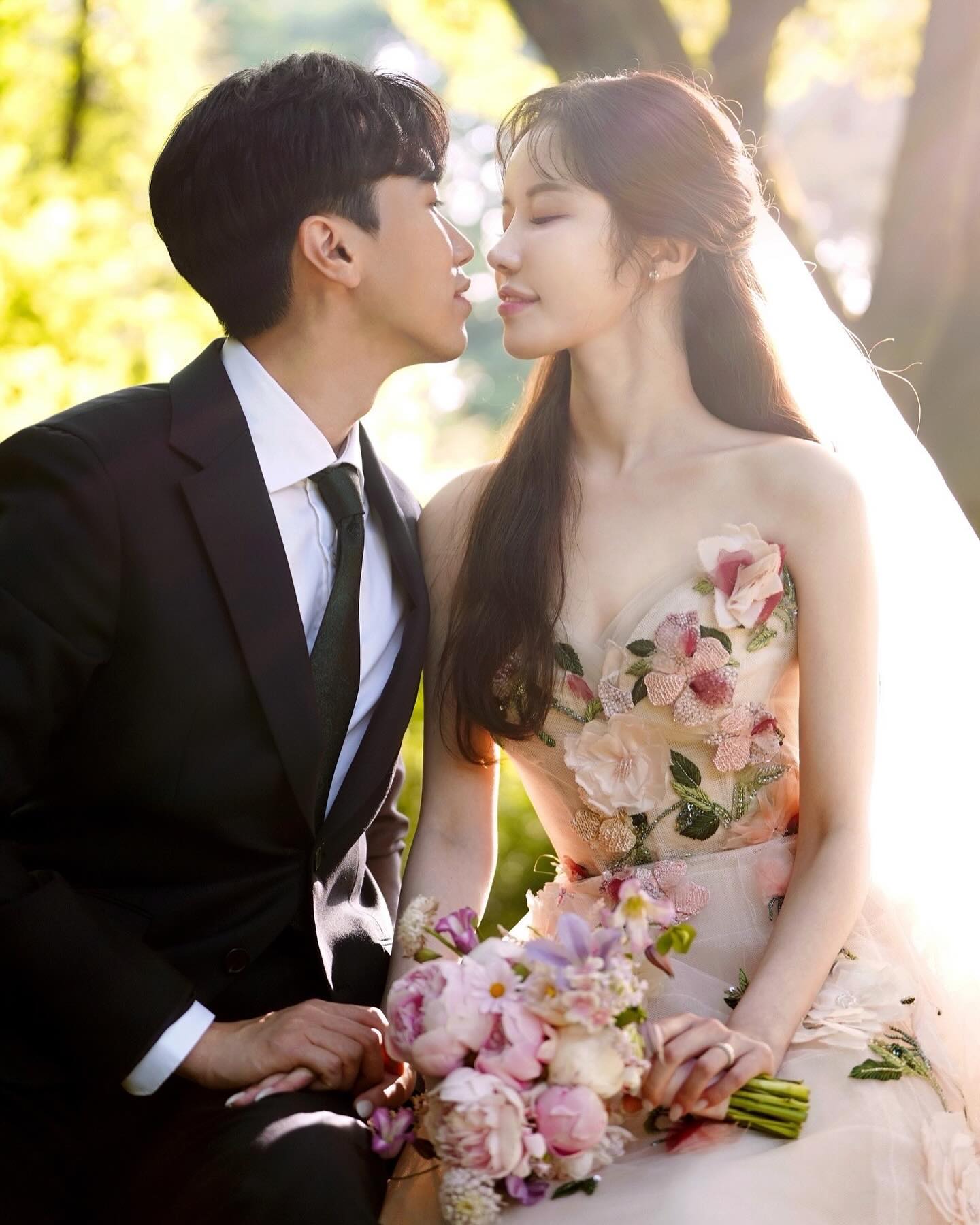 너무 잘 나온게 많아서 열장으로 부족한,,
갑자기 도배해도 이해 부탁👉🏻👈🏻
야외컷 감성 역시 헤이스 🤍

studio studiohayes #헤이스스튜디오
dress soyoobridal_official #소유브라이덜 
makeup s2arang #꼼나나브라이드
flower flower__n__yunseon #플라워앤윤선 
hair yoon_ssalon #윤쌀롱

#wedding 
#moniquelhuillier 
#oumabridal