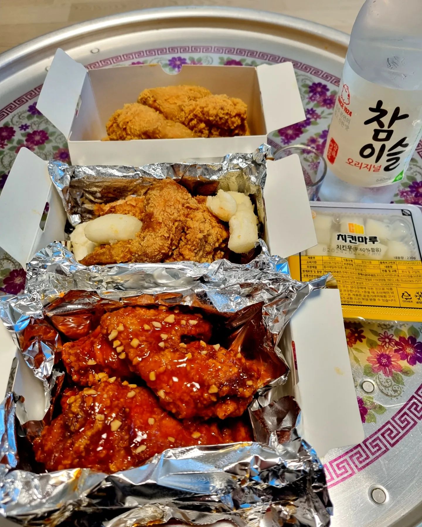 .
.
#치킨마루
#반반반
#양념치킨승

ㅋ오늘은 치킨이 땡겨서 
치킨포장해왔어요👌👌👌
양념/후라이드/마늘간장
반반반으로ㅎㅎ이집양념은
옛날 스타일이네ㅋㅋ
오늘은 왠지 양념이 마싯다
👍👍👍👍
치퀸  오랜만이라 더마싯다
ㅋㅋㅋㅋㅋ

#치킨#치느님#후라이드치킨 
#간장치킨#월요일#수원맛집
#제주도맛집#재희포차#혼밥
#혼술#술#술쟁이
