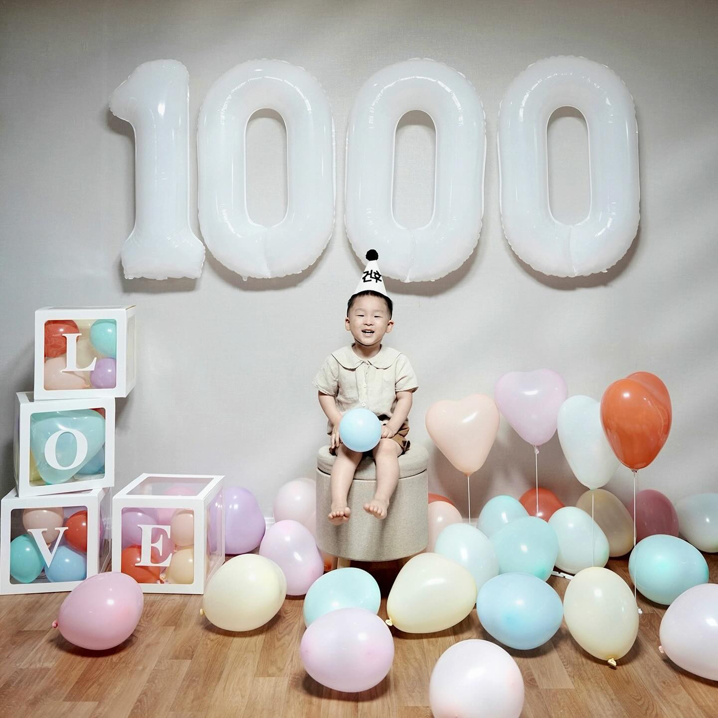 울 귀염둥이 1000일🎈
엄마가 꾸미고 아빠가 찍어주는 사진📷

#1000일아기 #1000일기념 #홈스튜디오 #사랑해아들 #더행복하게해줄게 #아들맘 #형제맘 #아들그램 #셀프사진 #성장기록