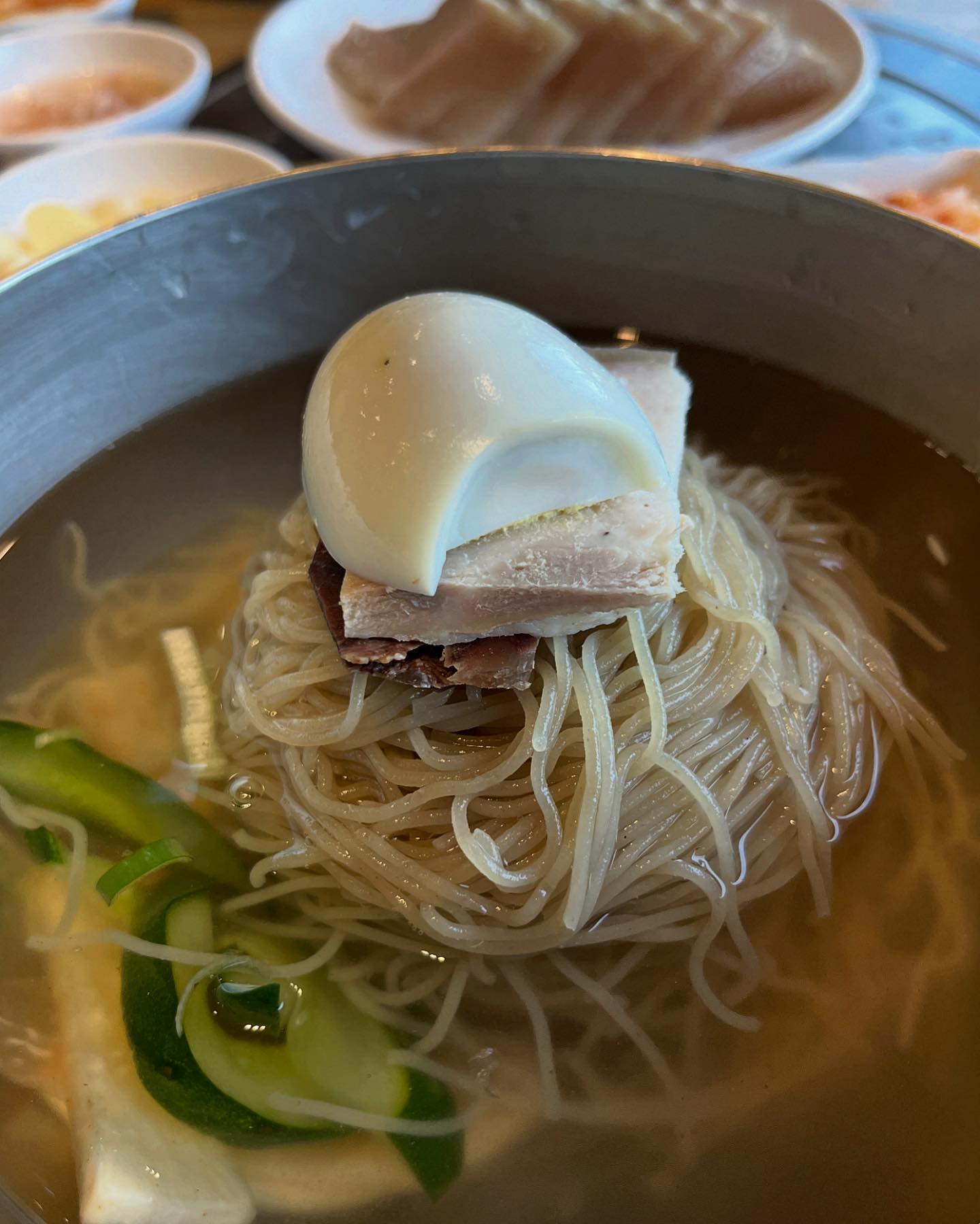 강남신세계갔다가 평양면옥이 있다하여 고고💕

시원 슴슴한 평양냉면에 촉촉한 제육🫶 너무 사랑하는 평냉조합! 평냉은 먹으면 먹을수록 그 매력에 더욱 빠지게 되는 듯🥹 그래서 매일 먹고싶다고...👍

오더넣은 제품이 생각보다 빨리 도착해서 넘 좋고 (오빠 고마워용🥰) 평냉도 배부르게 먹고, 행복행복🎉❤️

#평양냉면 #평양면옥 #강남신세계 #신세계백화점강남점 
#반클리프앤아펠 #오빠가최고야 #vancleefarpels
