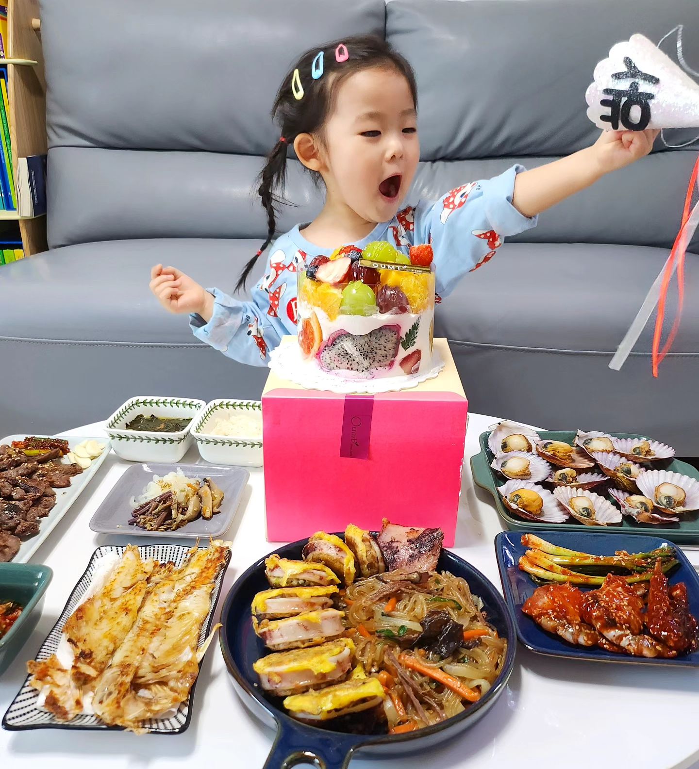 #딸생일 🎉
-
세번째생일🎂

올해는 꼭 캐릭터케이크하려고 피규어 미리 사놨는데
주문도 귀찮고 피규어 갖다주러가야하고 
또 다 만든거 가지러가야하고 으 😬  포기

그냥 문센끝나고 지하에서 고르라하고 바로 삼😊
산리오피규어는 역할놀이로 써먹는중

옥돔 저게 최선임
왤케 바스라지니 쯧

1.13

-
#움트케이크 #문화센터 #트니트니 #글렌도만 
#세돌파티