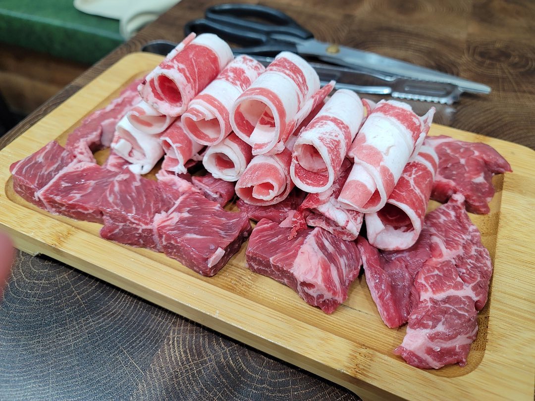 #협찬 #가산지털단지맛집 #송부장정육식당 

기존 덕승루양친구가 내부공사를 하고 정육식당으로 바꼈다

소고기,돼지고기를 저렴하게 먹을 수 있다

📍송부장정육식당
서울 금천구 가산지털1로 205-27 에이원타워 1층 C103,C104호
📞0507-1493-0782
⏱️매일 11:00~23:00

#가산맛집#가산동맛집#덕승루양친구#가산동고기집#가산디지털단지고기집#맛스타그램#먹스타그램