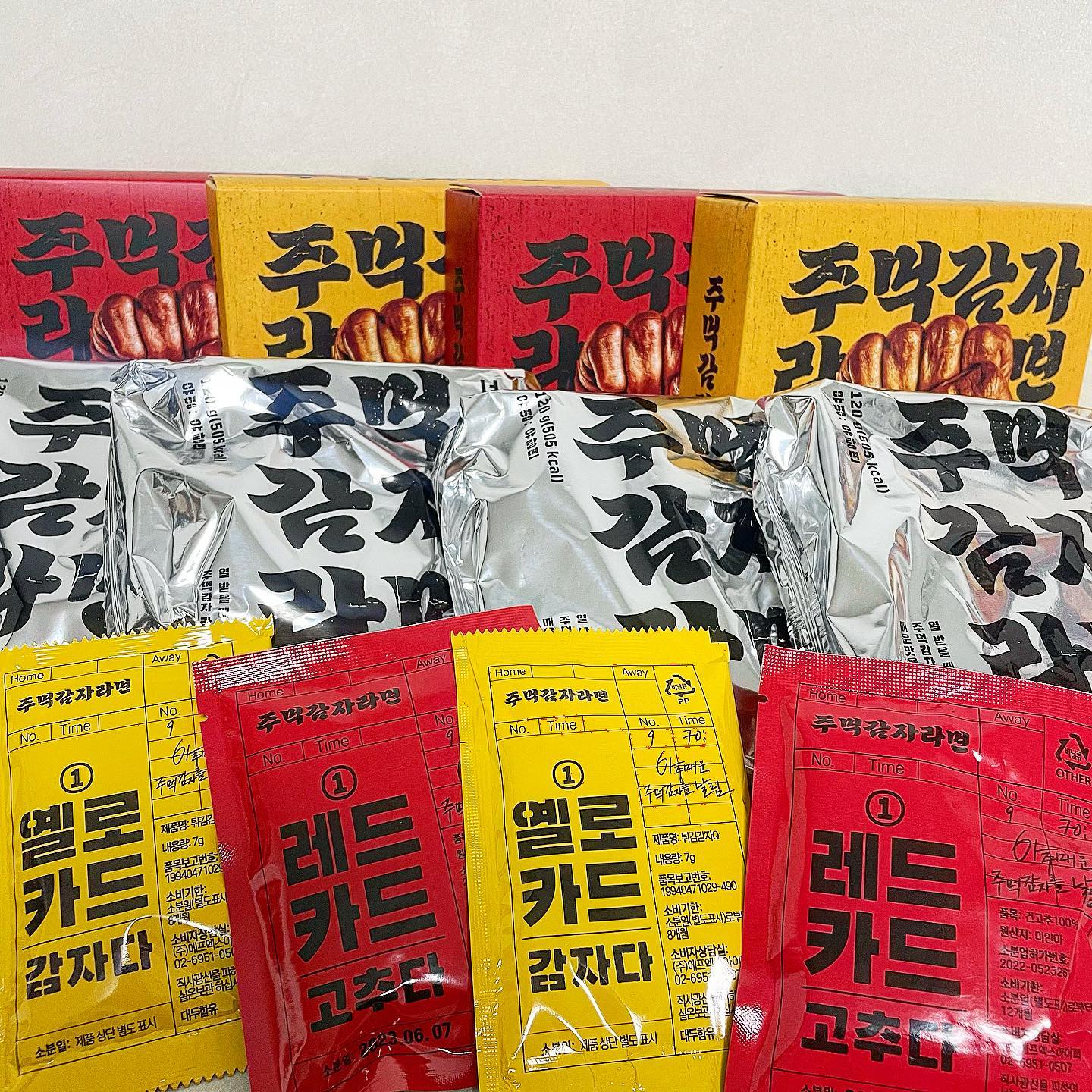 #협찬 #주먹감자라면 #이천수라면 

너에게 날린다 주먹 감자 👊🏻‼️👊🏻‼️👊🏻‼️

주먹감자라면 두번째 시리즈 옐로카드
하나씩 개별 포장이 돼 있고 무엇보다 패키지가 화려해서 처음 보곤 이거 라면 맞아?라고 했었다. 

1만 스코빌의 아찔한 맵기를 자랑해서 나 매운 것 좀 먹는다!싶은 분들이라면 주목해야할 라면이다. 축구선수 이천수님이 만드셔서 유명세를 탔고 컨셉에 맞게 레드카드, 옐로카드로 총 2가지맛이 있다.

요즘 매운 라면이 굉장히 많은데, 근래 먹었던 라면 중 단연코 1등으로 매웠다. 고추가 통으로 들어 가 있고 빨간 분말스프를 뜯자마자 매운 냄새가 코를 찡긋하게 했다. 

옐로카드는 100% 국내산 감자가 동봉 돼 있는데 일반라면 후레이크와 비교도 안될 정도로 큰 사이즈와 많은 양으로 만족스러웠다. 꼬들면을 좋아하는데 감자라면이라서 그런지 면발도 탱탱해서 좋았다. 옐로카드라서 조금 덜 맵겠지라고 생각했는데 완전 오산이었다. 칼칼하고 매운 맛으로 먹다보면 나도 모르게 헥헥대고 있는 나를 발견할 수 있었다🥵

현재 더 현대 팝업스토어에서 구매 가능하며 품절대란으로 오래 기다려야할 수도 있으니 궁금하다면 얼른 뛰어가자🏃🏼‍♀️🏃🏼‍♀️

📍가격
✔️주먹감자라면 : 2,500원

#먹뽀N #부산 #부산맛집 #라면 #라면맛집 #라면먹방 #라면스타그램 #옐로카드 #감자라면 #레드카드 #매운라면 #배송 #택배맛집 #먹팔 #먹방 #먹스타 #맞팔 #먹스타그램
