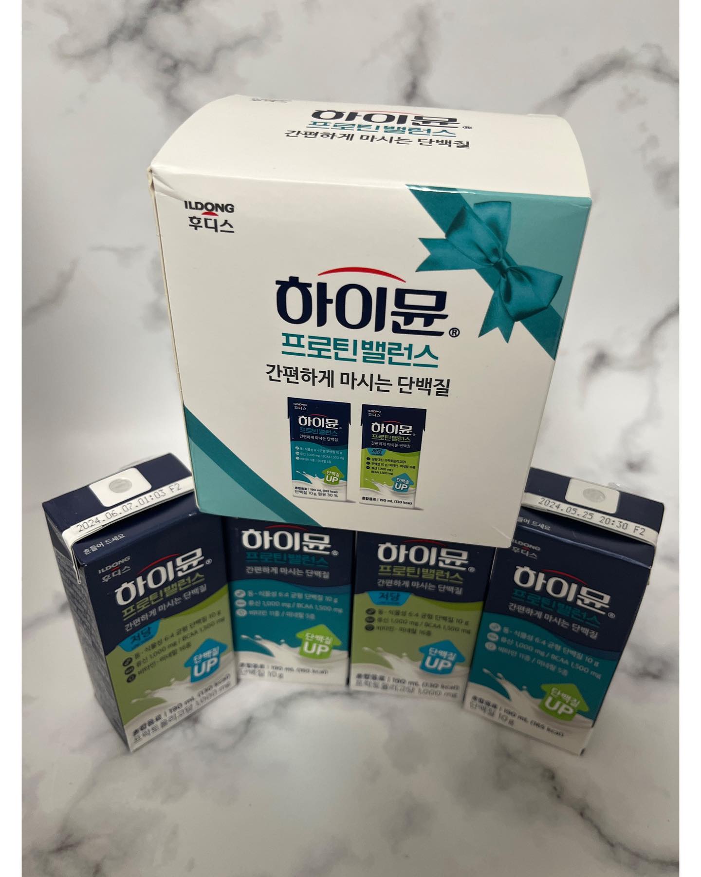 ⠀
#제품제공 하이뮨 프로틴 밸런스 음료

오리지널💙
▪️설탕대신 건강한 당류(프로토올리고당,알롤로오소)사용으로 당걱정을 줄인 저당설계
▪️지방 함량을 낮춘 저지방 설계
▪️한팩 꽉 채운 균형 영양 설계
BCAA1,500mg, 미네랄5종, 식이섬유2,00mg,프락토올리고당,비타민11종
▪️체내에서 합성이 되지않아 꼭 외부로부터 섭취가 필요한 BCAA(필수 아미노산)3종 모두 함유
▪️달지않아 담백한맛 . 매일 부담없이 맛있게.

저당💚
▪️BCAA1,500mg,비타민.미네랄16종, 고칼슘+고아연, 
프락토올리고당
▪️1급A(세윤수기준)원유, 하이뮨오리지널의 고소한맛, 
고소한 검은콩

✔️단백질 차별화 설계
(단백질10g 동물성단백질6+식물성단백질4)
✔️멸균팩 사용으로 실온보관, 언제어디서나 간편하게
✔️류신1,00mg/BCAA 1,500mg/ 비타민.미네랄 16종 

단밸질, 왜먹어야할까요?
나이가 들수록 체내 단백질양은 점차 감소해요
체중 1kg당 1g의 단백질 섭취 필요‼️

이런분께 추천⁉️
▪️바쁜 일상속 간편한 식사대용을 찾으시는분
▪️평소 단백질 섭취가 부족하신분
▪️다양한 영양소를 보충하고 싶으신분
▪️운동전후 단백질을 섭취하는분
▪️식이조절에 관심이 있으신분
▪️단백질을 맛있게 섭취하고 싶으신분

#하이뮨프로틴밸런스음료#하이텐션이필요한순간#단백질음료