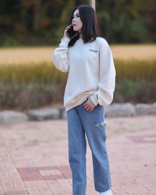 모델 럽썬❤(LIM Seonha) ESFP on Instagram: "#협찬#서포터즈 어반에이지@urbanage_official에서 심플하고 깔끔한 맨투맨티셔츠를 받았어요😉 👉어반에이지 센서티브 오버 맨투맨 저는늘조거팬츠와함