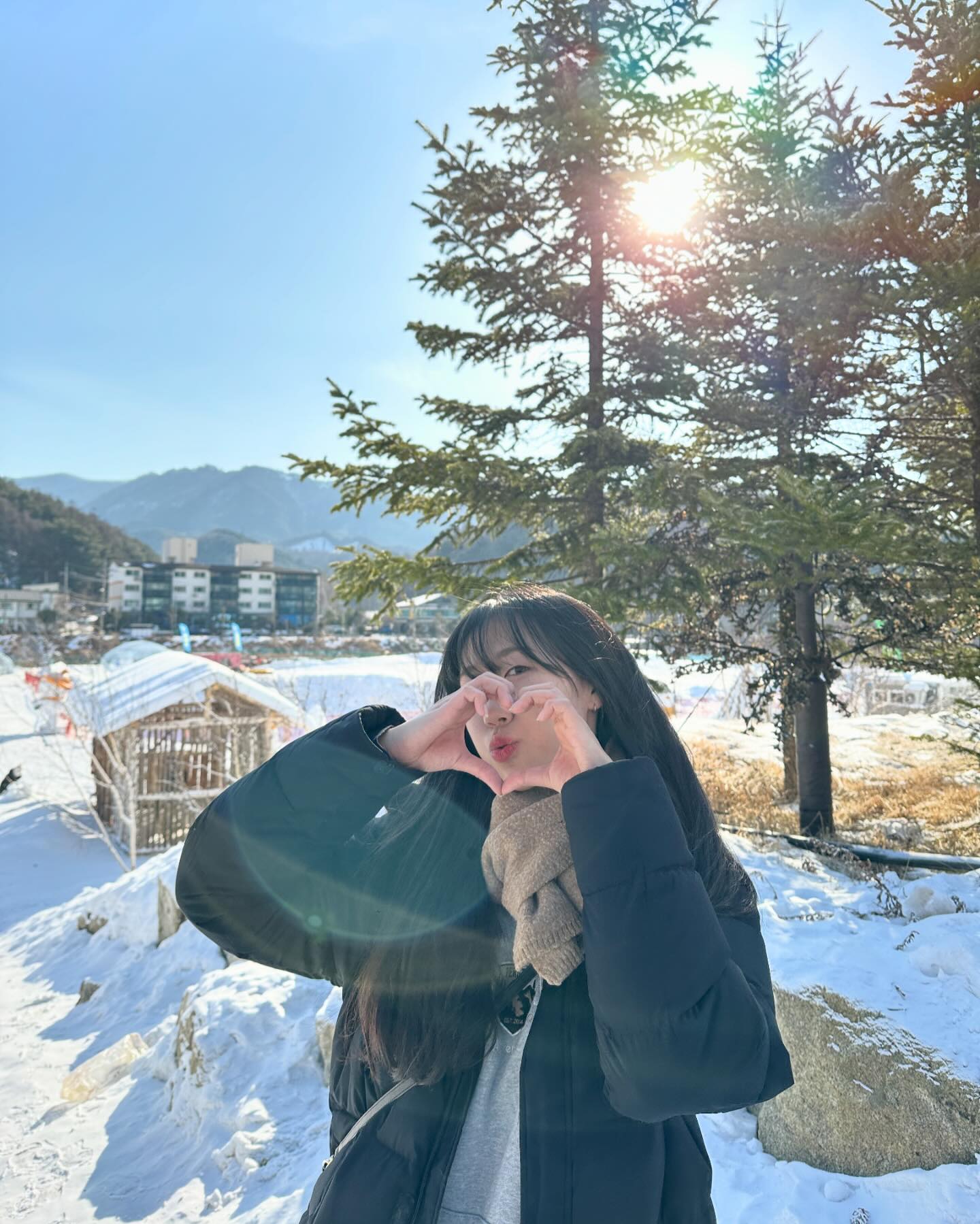 ❄️겨울 03❄️ -드디어 끝
그냥 일상같았던 송어낚시ㅎ ㅎ홓ㅎ 고기 나눠주니까 애기가 바닥에 하트를 왕창 그려줬다 귀욥
저게 다 같은 날이라는게.. 믿기지 않아.. 분명 날씨 좋았잖아…. 
덕분에 평창에 갇힐 뻔 했지만 그래도 넘 재밌었어