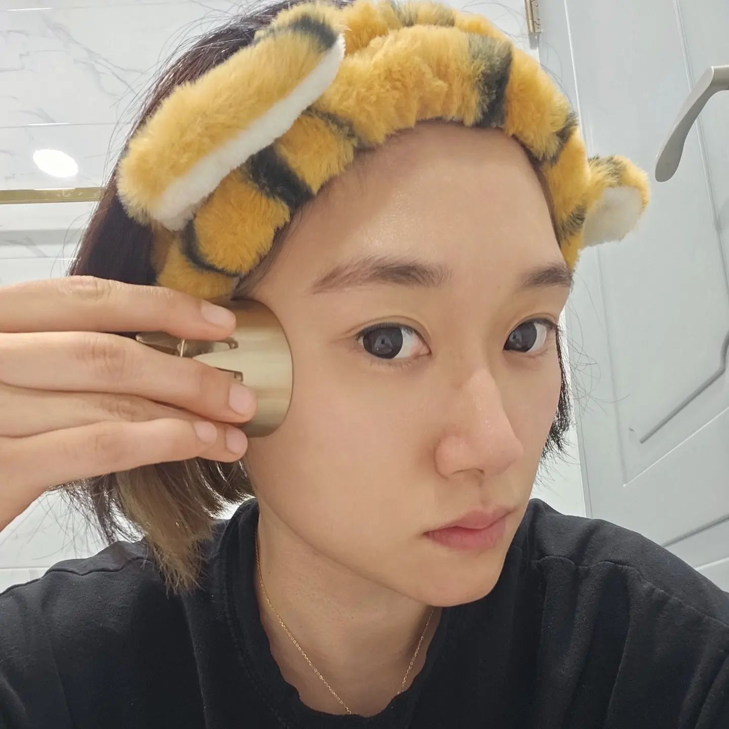 며칠 전 유튜브 디에디트 장나라 편 보다가 더할리 괄사 나와서 신기✨
나도 몇 달 전부터 매일 매일 더할리 왕관괄사로 림프마사지중◡̈
둥근 부분은 얼굴, 목, 바디 림프절 위주로 마사지하고
뾰족한 부분은 두피에 사용 중인데
방짜유기라 특별히 힘주지 않아도 속까지 시원한 느낌👍🏻
⠀
더할리 에너지오일이랑 함께 사용하니
매일 피부도 맑아지는 기분이라 꾸준히 하게 되는 듯~
나도 장나라 언니 괄사 꿀팁처럼 열심히 관리해야지!!
⠀
⠀
➰ deohaly_official
⠀
#방짜유기괄사 #괄사 #괄사추천 #마사지기
#괄사기계 #청동괄사 #장나라괄사 #더할리괄사 #괄사마사지 #더할리