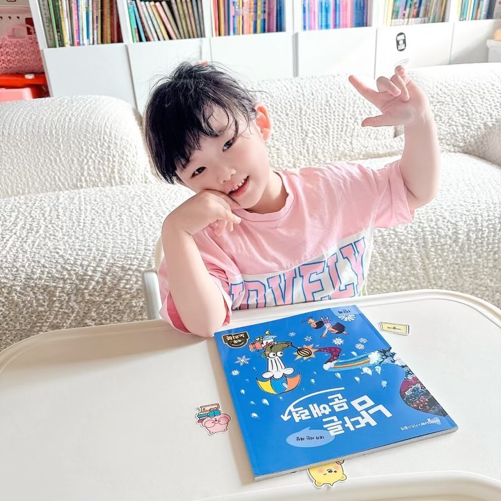 #제품제공 #협찬 i.nara.play 
완벽한 책육아 파트너 아이들나라👍📚

올리도 어느덧 6살이 되어 슬슬 학습에 대한 준비를 
해야할 시기가 되었네요😆😆😆

아기때부터 산으로 들로 신나게 놀러다니느라 공부준비가 부족하다는 생각에 뒤늦게 주변 육아선배들의 경험담과 각종 교육유튜브를 열심히 들어보고는 있는데 사람마다 의견도 제각각에 아이마다 워낙 케바케인지라 점점더 혼란스럽더라구요.
그래도 딱 하나 모든사람이 공통적으로 최우선으로 꼽는것이 바로 독서!!!
엄마가 직접 해줄 수 있는 최고의 교육은 꾸준한 책육아라는 이야기더라구요~!

다행이도 올리가 아주 어릴 때부터 매일매일 책은 꾸준히읽어주고 있는데요~막연히 읽어주는 것에서 그치지 않고, 좀더 제대로 된 책육아를 하기 위해서는 무엇이 필요할지 고민이 되더라구요. 어떻게 하면 아이가 즐겁게 독서를 이어갈 수 있을지, 그리고 독서 후 효과적인 독후활동을 할 수 있을지…

그러던 중 독서탐험대로 인연을 맺었던 아이들나라가에서 함께 책육아를 해나갈 북클럽 1기를 모집한다는 소식에 부랴부랴 신청서를 작성했더랬죠~🤗🤗🤗
(인태기중에도 이 피드를 발견한 나 칭찬해~!)

함께 책육아 노하우를 공유하고, 서로를 격려할 수 있는 동지 100명과 책육아에 필요한 모든 걸 갖추고 있는 아이들나라와 함께하면 무서울게 없겠쥬~!?😘😘😘

어플만 깔면 언제 어디서나 TV,휴대폰,패드 등 다양한 매체를 통해 책육아에 관심있는 엄빠라면 모두들 탐낼만한 그레이트북스, 아람북스, 키즈스콜라의 전집 등 방대한 양의 책을 만나볼 수 있는 자유로움, 인기 동화구연 선생님들이 하루 몇권이든지 재미나고 실감나게 읽어주시는 덕에 3,4권만 읽어도 목이 쉬어 힘들어 하던 엄마의 목이 휴식을 취할 수 있는 상냥함, 매주 아이의 취향과 연령에 맞는 다양한 도서를 찰떡같이 추천해주는 똑똑함끼지 모두 갖춘 아이들나라!!! 
매일매일 아이 수준에 맞춰 제공되는 영어, 수학, 한글, 누리과정 교육프로그램도 그냥 지나칠 수 없죠~!
이렇게 완벽한 책육아 도우미가 또 있을까요~😍😍😍

북클럽 참가자에게 일괄제공된 너무너무 사랑스러운 다노 책상세트와 리무버블 스티커, 유아문해력 교재까지!!!
올리도 엄마도 사랑에 빠질 수 밖에 없네요~❤️❤️❤️

앞으로 한달동안 책육아 비법 완전히 마스터해보렵니다~
인친님들도 저와 함께 아이들나라로 책육아 시작해보시면 어떨까요~!

⭐️일주일 무료체험도 가능하고, 북클럽 친구초대 이벤트중이라 구독하실 때 초대코드: IBG062 를 입력하시면 네이버페이 포인트 1만원도 받으실 수 있다고 하네요~😘

#아이들나라 #아이들나라북클럽 #아이들나라북클럽1기 #육아 #책육아 #책육아동기 #책육아꿀팁 #책육아필수템 #육아꿀팁 #아이들나라후기 #에듀테크 #책육아서비스 #IBG062