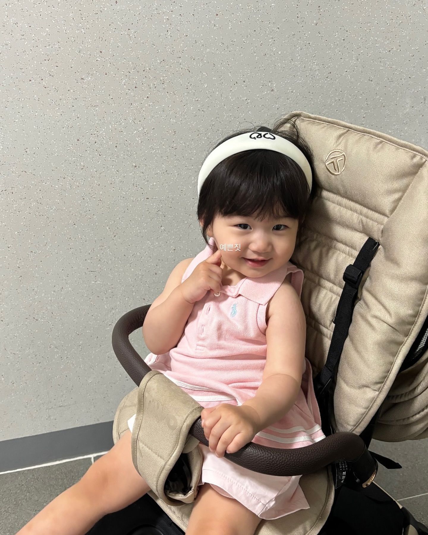 D+435

첫번째 사진만 예쁜거.

14개월에 접어들며 귀신같이 밥태기가 시작됐고
그동안 우리애는 자주 안울고 울음도 길지않다는
자부심이 꽤나 있었는데 개뿔 !

하루 1 강성울음 20-30분은 기본이고
이게 먹놀잠 등 이유있는 울음보단
하면 안되는거 하지말라고 했을때
당연한건데도 아직 아무것도 모르니까
짜증내며 무작정 떼쓰며 소리지르는 울음

애랑 씨름하다보니 벌써 이번달도 보름이나 지났네 ..
그사이 우린 크고작은 일들을 겪었고 날은 무더워졌다
사진도 한트럭 정리해야 할건 랜선에도 현실에도 한트럭
점점 스토리위주 피드는 아몰랑 하게된다

불쾌지수 높아지는 여름 가정보육 독점육아
무시무시한 폭염 장마가 기다리고 있지만
아직 여름휴가 계획조차 없어 우울하지만
재이엄만 쓰러지지아놔 …🔥