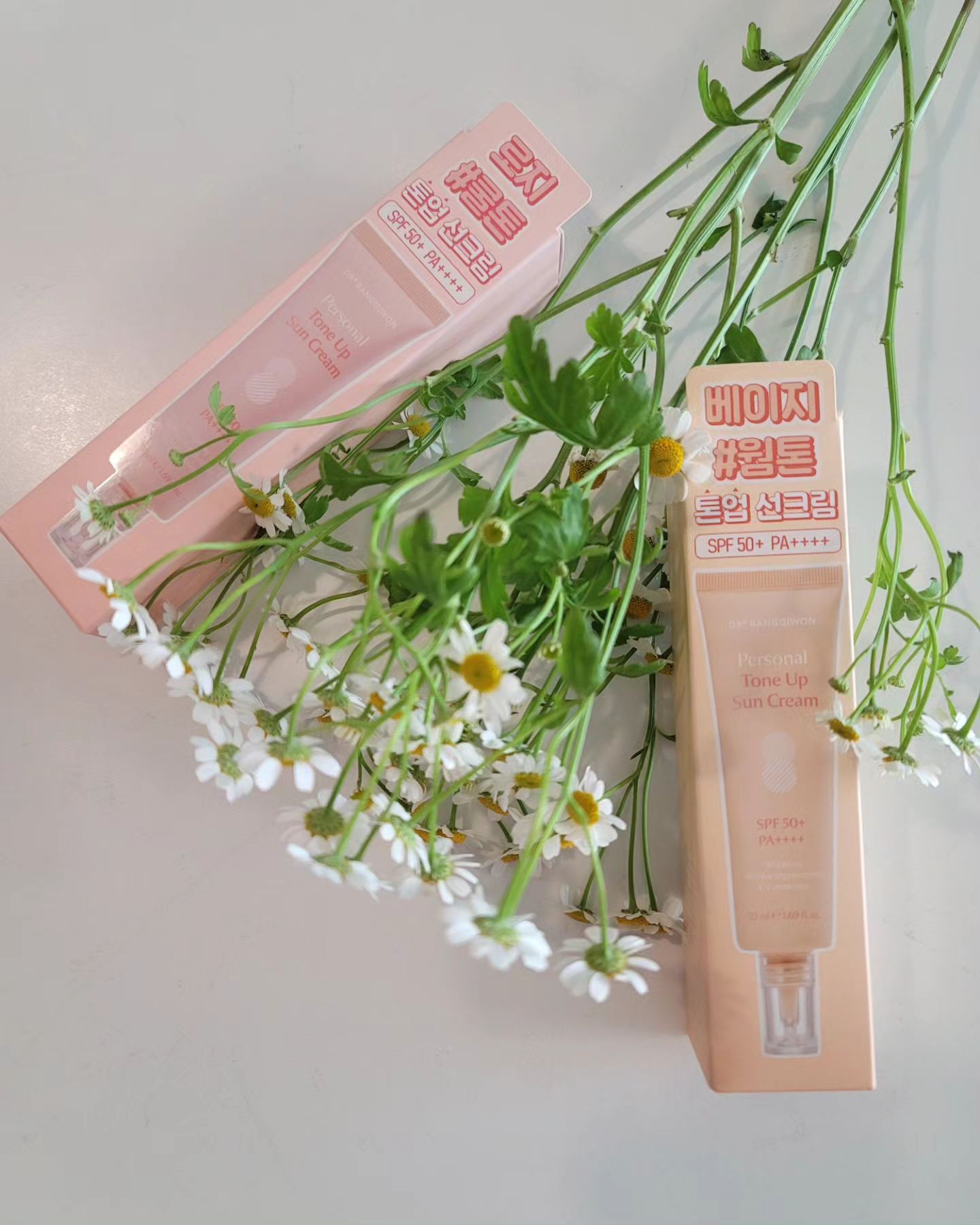 🌷부부피부 #광고 @닥터방기원 톤업선크림

✌️ 쿨톤, 웜톤 선택할수 있는
톤업 선크림이 있습니다.
톤업선크림 대충 맞춰서 썼었는데
이렇게 선택권이 있으니 넘 좋네요!

☝️ 닥터방기원의 톤업선크림은
웜톤의 베이지 쿨톤의 로지.
매우 워터리한 제형으로
슥삭슥삭 바르기 편하고요
촉촉함이 정말 좋았어요.

👍 무기자차, 유기자차의 장점만 담은
혼합자차 선크림으로 차단지수 최고라
여름에도 안전합니다^^

👌 회사를 안다녀서 그런지 팩트보단
톤업크림을 더 자주 바르고 다니는것 같아요.
간편하면서도 화사한 피부연출 가능하니까요~
닥터방기원 톤업 선크림으로 
가볍지만 속광나는 예쁜 피부표현 하세요❤️
⬇️
https://bit.ly/3JiMRhf

#닥터방기원#drbanggiwon#톤업크림#톤업선크림#퍼스널컬러#쿨톤#웜톤#파데프리#닥터방기원선크림