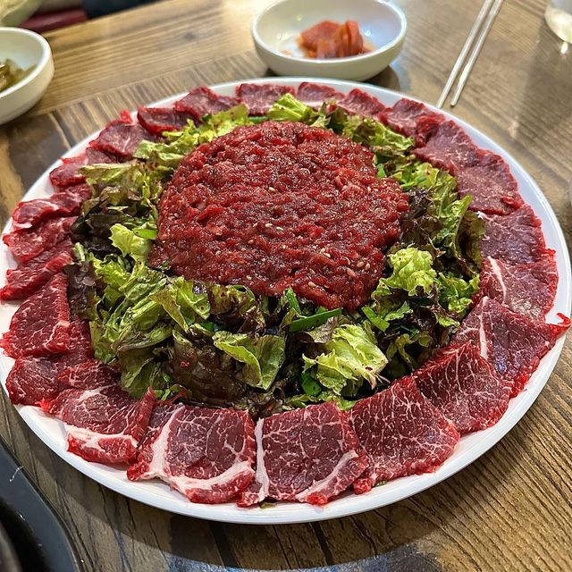 리우 on Instagram: "#옥거리#안동여행#안동맛집#뭉티기
.
.
요즘 유툽에 많이 나오는 뭉티기티기❤️🥩

친구들이랑 수다떨면서
뭉티기가 여튼 육사시미아니여 🧐😗하면서 
육회나 육사시미는 마니 먹으면 좀 질리지않나…? 주절주절 하다가
그래도 맛있다니 일단 먹어야지‼️하고 도전😁

근데 이게 무슨일이람 징차 맛있드아❤️

무엇보다 이집 ❤️특징이라고 볼수 있는것이 별미는 저렇게 같이나오는 🥗🥬상추부추 야채 샐러드가 새콤 신선하니 
바로 이 육회와 뭉티기 맛을 아주 조화롭게 잡아준다‼️‼️‼️

🥬야채샐러드🥗 뿐만 아니라 ✔️✔️✔️
질리지않게 여러가지 짱아찌도 나오고 
빨간양념장도 넘모나 매콤달짝지근하니 맛난당❤️🔥
그리고 진심 구운김까지 안눅눅하고 바스락바스락 한 상태로 나오는데
요렇게 저렇게 싸먹우면 구렇게 꿀맛🍯

사람들이👩‍👩‍👧‍👦 많이 와서 🔄회전률이 좋아서 그런지 
완전 신선하고 질 좋은 🌈빛깔이🏳️‍🌈 촤르르르✨✨

🥩육회🥩는 
🧂후추양념이 아주 맛있게 되어서 
전혀 비리거나 질리지않고, 흔히 서울에서 먹는 
🥚🍳계란노른자에 비비고 🍐배,🧀치즈 등등이랑 먹는거랑은 
완전 다르다 이말이드아-!! 

🥩육사시미🥩는 
질기거나 냄새도 안나고 해동 잘된 참치 마냥 식감에 
입안에서 차르르르✨✨

📍 경북 안동시 복주2길 47
⏰17:00-01:00(매달2,4번째 일요일 정기휴무)
🤑뭉티기+육회 45000원
😬웨이팅은 없었으나 20,30대 손님들이 많고 
맛집술집이라 그런지 많이 소란스러움은 있숩니다…! 
다들 신나게 먹고 수다떠는 느낌!

#육사시미#육회#뭉티기맛집#뭉티기육회#뭉티기생고기#뭉티기jmt#경북맛집#안동뭉티기#안동뭉티기맛집#안동뭉티기추천#뭉티기추천#싱싱한#싱싱한뭉티기#제로투소주#육회사시미#한우사시미#한우뭉티기#안동한우#안동한우육사시미#안동한우육회#안동한우생고기#안동특산물#안동가볼만한곳#안동여행코스#안동슬집#안동핫플"