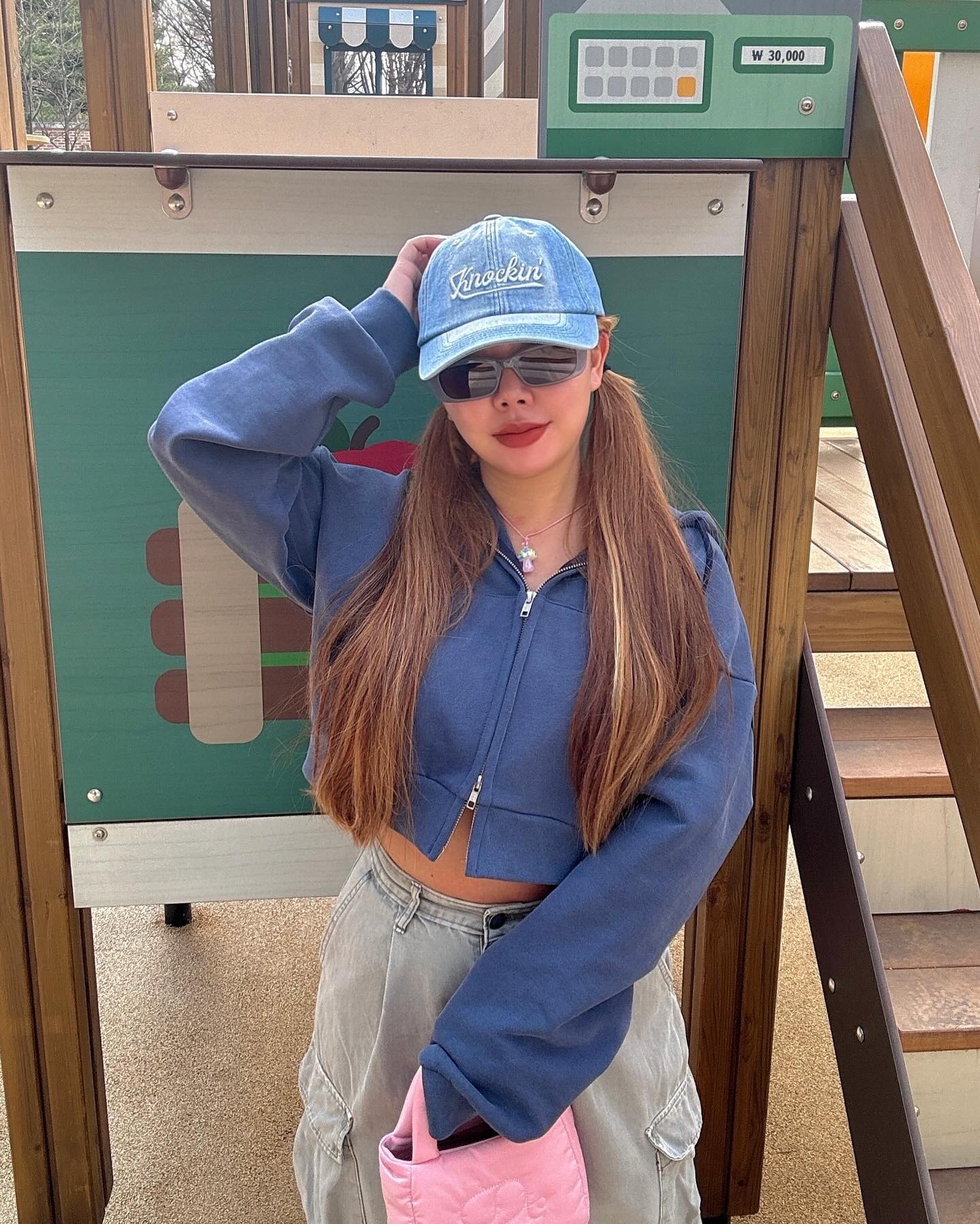 눈 닿는 곳마다 너무 예쁜 벚꽃들🌸👀🩷 해도 길어져서 더 행복뽀짝한 퇴근길!🧢👻🎵

top thecollectorpage 
bottom contro_banal3_lab 
cap ogarp_ 
bag attatt.official 
necklace niro.serendipity 
eyewear frei_official 

#협찬 #오가프 #ogarp #스타일메이트 #더콜렉터페이지 #니로세렌디피티 #niroserendipity #프라이 #frei #attatt stylemate_official