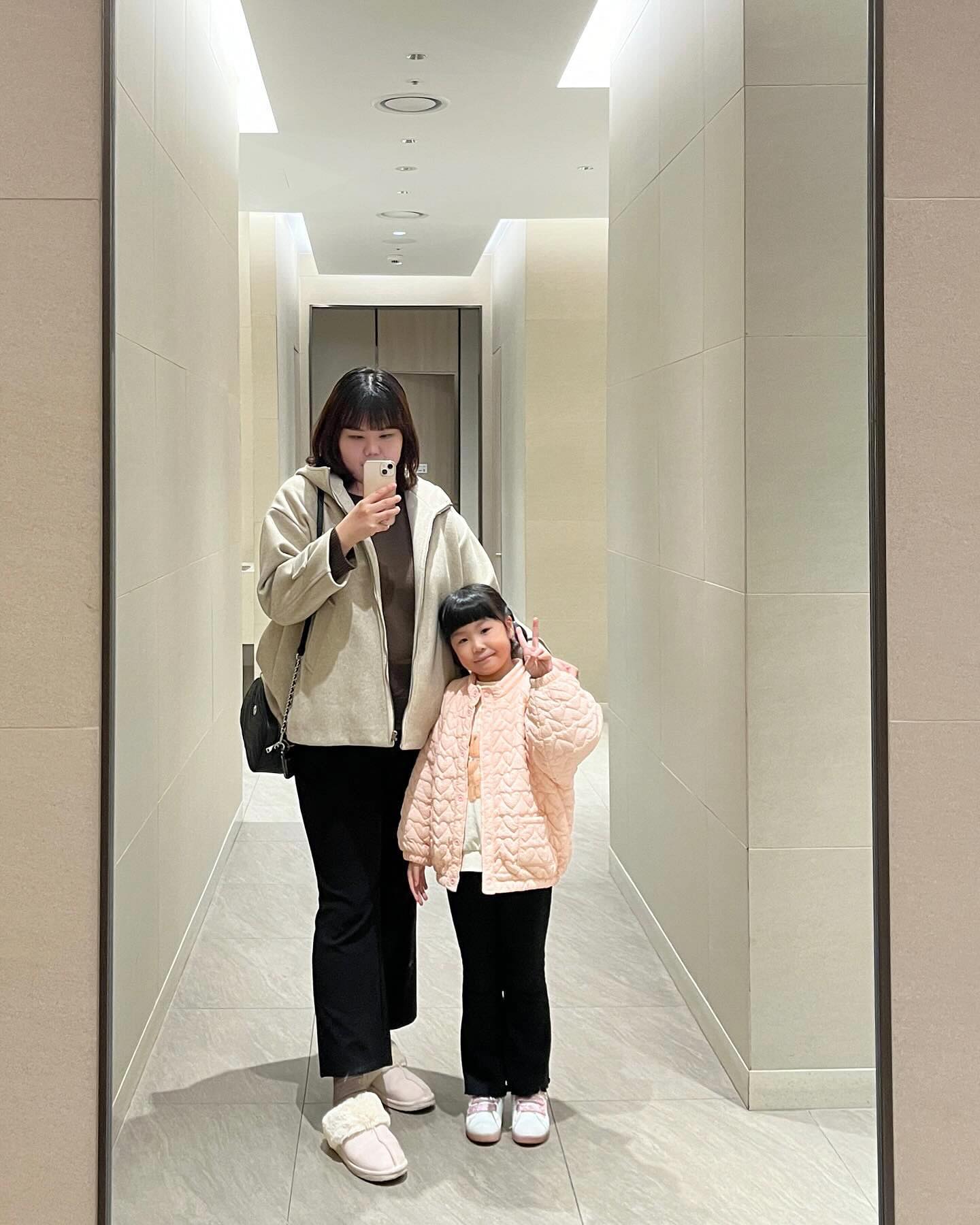 쉬는날 일정끝나고 대전신세계 로 총총 - 촌애기 나윤이는 백화점이 처음🤭🤭 인스타에서 보고 미리 결제해둔 책가방이 있었는데, 직접 사고싶다는 나윤이의 의견에 따라 닥스에서 ɢᴇᴛ !
︎⠀⠀⠀⠀⠀
매장4군데 돌아다니고
다 메보고 열어보고 정하는게..
쇼핑스타일이 나랑 똑같다 😭
︎⠀⠀⠀⠀⠀
⠀
⠀⠀⠀⠀⠀⠀
#대전신세계 #데이트 #닥스키즈
#초등학생책가방 #1학년책가방 #닥스책가방
#입학준비 #초등입학가방 #초등입학선물
daks_little ︎⠀⠀⠀⠀⠀
⠀
⠀⠀⠀⠀⠀⠀