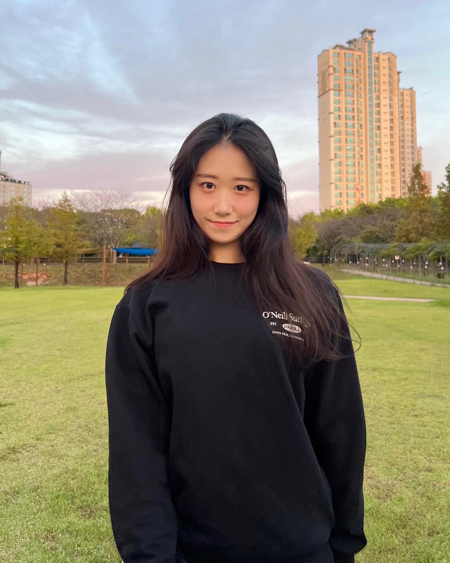 #광고 oneillkorea 
🖤오닐 - 클리프 에센셜 스몰 로고 셋업

추석과 긴 연휴에는 장거리 이동이나 신체 움직임이 많다보니
절로 편안한 옷을 찾게 되는 것 같아요!
저는 오닐 셋업을 입고 해질녘에 산책을 했답니다😉

✨70년의 역사를 가진 세계 최초로 서핑슈트를 개발한
‘오닐’ 스포츠 브랜드의 셋업입니다!
탄탄한 외관과 부드러운 재질이라 활동성까지 신경썼어요🔥

#오닐 #오닐코리아 #oneill #oneillkorea #데일리룩
#애슬레저룩 #스트릿패션 #트레이닝복 #가을코디 #운동복