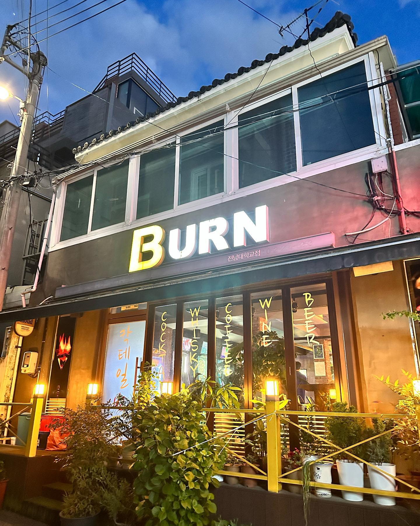 안녕하세요 스타즈 김아름입니다💕

이번 프로모션은 광주 북구에 위치한 BURN에 다녀왔습니다🥰
피닉스머신은 총3대가 설치되어 있습니다

이번 프로모션은 원리그 및 티칭진행하였구요
번에서 매월 마지막주 토요일 토너먼트를 진행하고 있다고하니 광주에서 하우스토너먼트 참가원하신다면
매월 마지막주 토요일 기억해주세요🥰

그리고 신규유저분들이나 기존 유저분들도 다트를 즐기러 많이 오신다고 해요!
다트동호회나 유저있는 숍을찾으신다면 번 추천드립니다🤩

원하시는 레이팅이 될 수 있도록 응원합니다
🔥
다음에 또 만나요💖

#광주번 #광주북구 #광주다트 #다트동호회
#광주하우스토너먼트 #광주북구술집 #광주칵테일바
#BURN
#전대후문술집 #광주다트동호회 #피닉스스타즈 #피닉스다트 #원리그