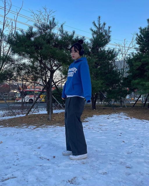 🧸 녕하 | 리빙 • 육아 • 여행 🌿 on Instagram: "#광고 #협찬 
💙 스타일 안가리고 예쁜건 다 입는 편 🎧

❄️🧊색감 맛집 블루 후드는 @dominant.studio 에서 제공받았습니다 🐳🖤

🌊 스튜디오 자수 오버핏 후드 _ 블루 
“ S 사이즈 착용 “

✅아플리케 자수와 직자수로 브랜드 로고가 강조 완성도 
✅디자인도 깔끔해보이면서 옷 색감
✅더 뚜렷하고 쨍해 보이는 로고 디테일🌱

무엇보다 후드에 달린 “줄”이 아닌 “똑딱이 단추”!
줄이 빠질 걱정도, 걸리적거리지도 않는 <똑딱이 단추 디자인>으로 더 깔끔하고 실용성이 높아진 거 같아 너무 만족하는 부분 이에요♥ 

#도미넌트 #dominant #후드티 #후드 #스타일메이트@stylemate_official #패션 #패션계정맞팔 #패션계정 #패션맞팔 #패션소통 #후드티추천 #벌룬팬츠 #와이드팬츠 #겨울코디 #겨울코디추천 #캐주얼룩 #미니멀룩 #스트릿룩 #캐트릿룩 #스트릿패션 #아웃핏 #오오티디 #좋아요 #좋아요반사 #좋반 #좋테반사 #선팔하면맞팔 #소통"