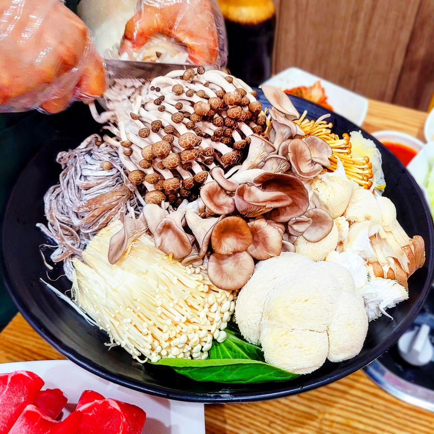 홍대 샤브샤브 #대관령메밀막국수자연샤브샤브!
테이스티로드에 나온 모든 메뉴가 맛있는 곳~!

직접 재배한 생버섯을 종류별로 아낌없이
푸~짐하게 넣어주시는데! 맛은 더 예술👍
취향에 따라 먹을 수 있는 칼칼+얼큰 / 담백+시원
깊은 맛의 두 가지 육수로 야무지게 즐기기

직접 병에서 재배하신
만가닥 버섯과 느타리버섯을 얹어주면
서로 다른 쫄깃한 식감의 풍미 가득한 버섯 가득!
다이어트 중인데 너무 맛있고 건강한 든든한 한 끼! 😚

동치미 메밀막국수도 너~무 시원하고 감칠맛 나고
비빔/명태 메밀막국수는 새콤달콤 진짜 미쳤어요👍
시원하게 메밀국수까지 호로록~

메밀전과 수육 정식도 아름다운 자태인
대관령메밀막국수자연샤브샤브! 강력 추천입니다😍👍

📍 대관령메밀막국수자연샤브샤브
📍 서울 마포구 동교로 197
📍 매일 11:00~22:00

#홍대맛집
#홍대맛집추천 #홍대샤브샤브 #홍대맛집탐방 #홍대데이트
#홍대핫플 #홍대입구역맛집 #홍대핫플레이스