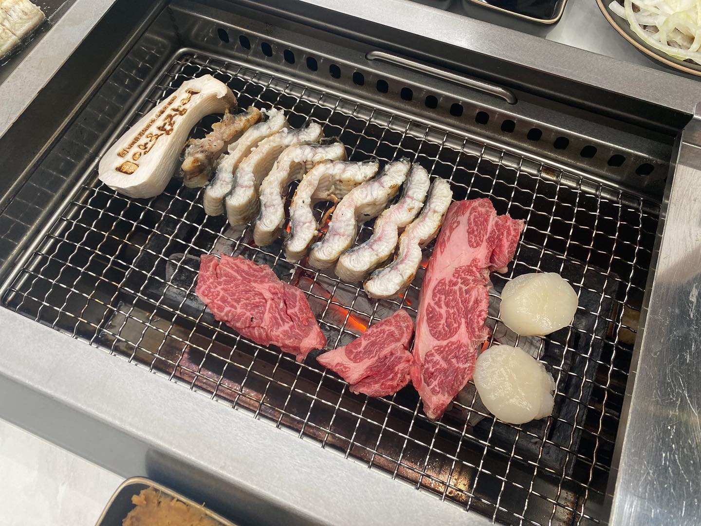 _
오랜만에 몸보신 제대로 ❤️
장어+가리비 관자+한우 조합의 삼합
요긴 정말 무앗맛집이당 !