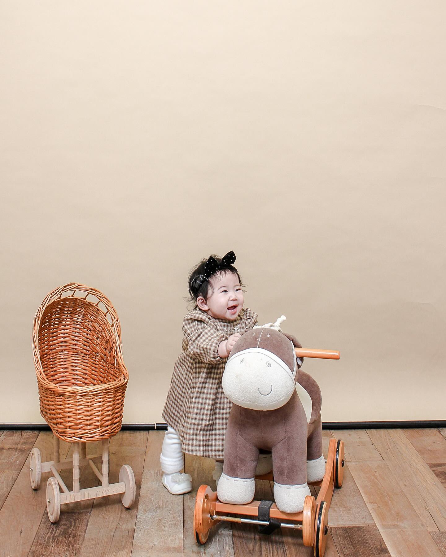 .
9개월아기와 함께 우리의 첫 가족사진👨‍👩‍👧 나름 만족☺️
엄마의 뽀뽀가 너무 싫은 앙탈쟁이와 그것도 귀여운 애미😘

#인생276일차 #9개월아기 
#아기랑사진촬영 #아기랑가족사진 #아기랑사진찍기 #첫가족사진 #셀프사진관 #셀프촬영 #토끼띠맘 #토끼띠아기 #육아소통