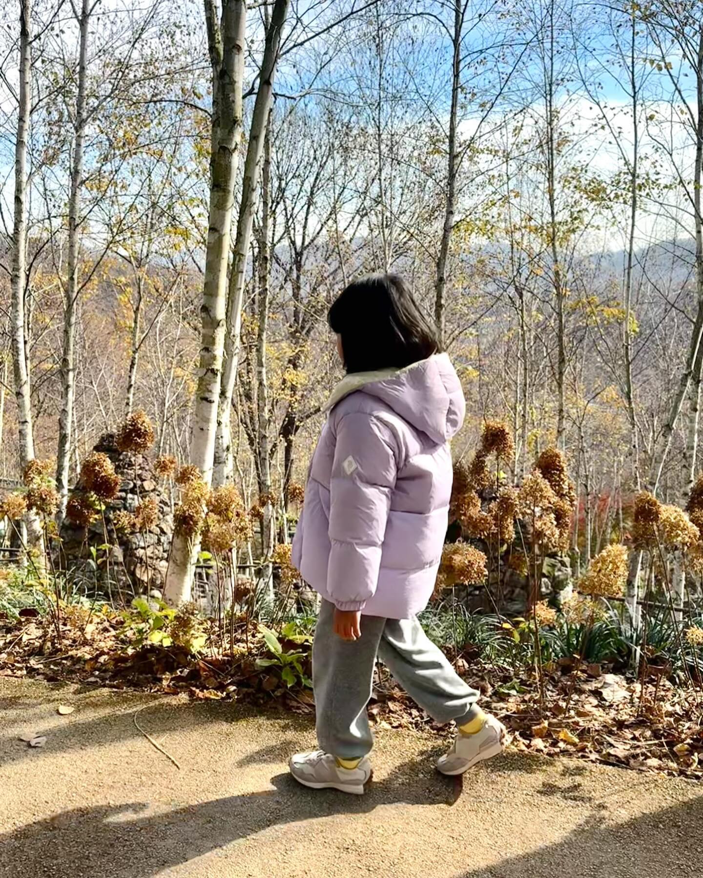 #협찬 bluedog_official
가을은 소리소문없이 가버리고 겨울이 와버렸네요. 
아침기온 영하로 떨어진 요즘,
바람까지 부니 너무 춥네요!

친환경 RDS 덕다운 80:20으로 매서운 추위 막아주는 블루독 스톰B. RDS다운! 플레인 경량 화섬소재와 나일론 와샤 소재가 배색으로 믹스된 디자인인데, 예쁠뿐 아니라 가벼운 아우터라 더 좋네요!

✏블루독 스톰B.RDS다운 라벤더
👧🏻 여니 123cm, 27kg 130size

#BLUEDOG #블루독 #블루독크루  #블루독크루6기 #겨울데일리룩 #BLUEDOGCREW #블루독키즈 #MYBLUEDOG #키즈점퍼 #아동점퍼 #키즈점퍼추천 #록스루 #LOOXLOO #키즈모델 #주니어모델