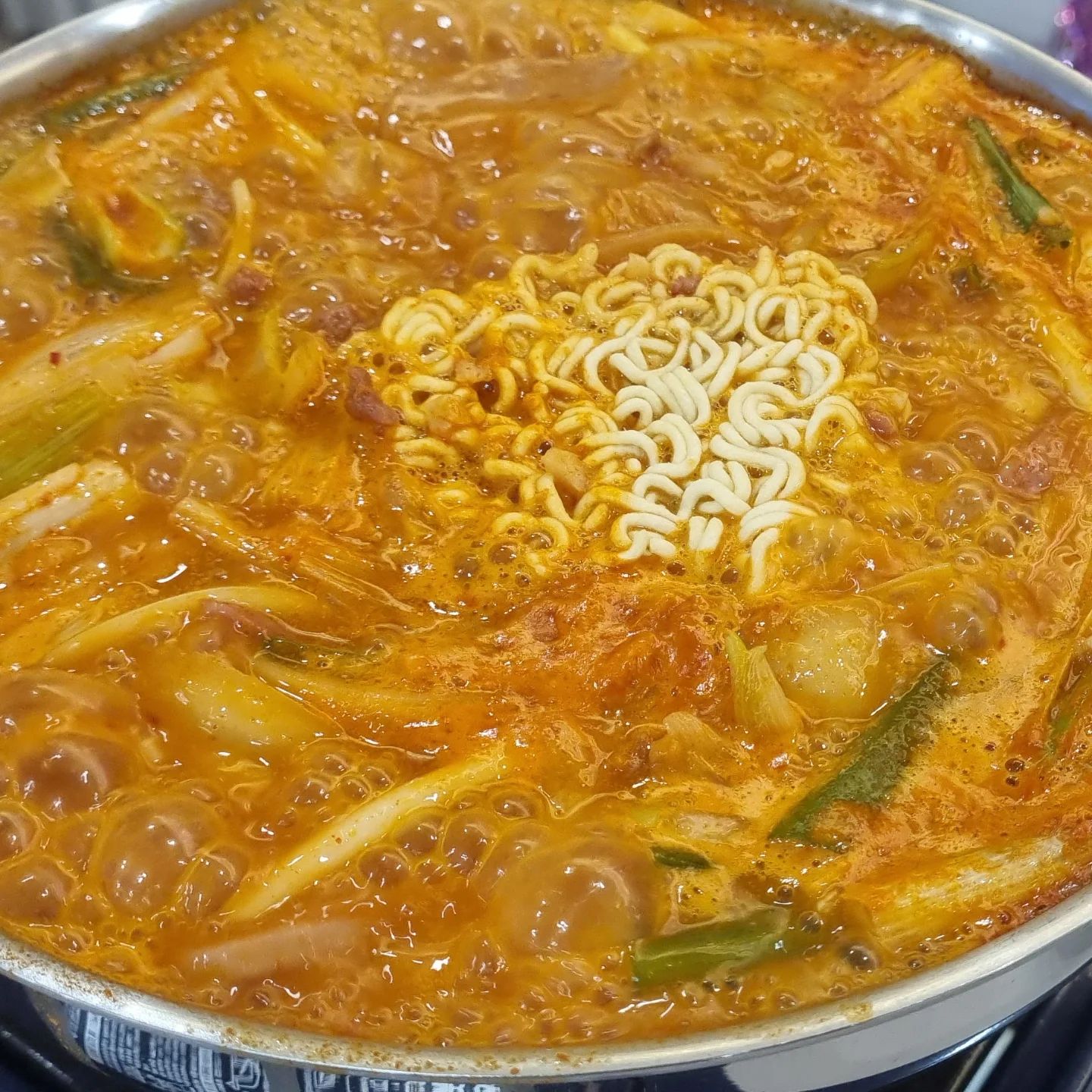 와 대박 부대찌개 맛집 발견
날씨가 쌀쌀해졌으니까 다른 곳 가지 말고
부찌에 밥 한공이면 정말 행복하지!
맛있는 부대찌개 먹고 
해장도 하고 석촌호수공원 산책도 하고 너무
만족하는 하루!
근처에 밥집 찾아 헤매이지 말고
#방이부대찌개
#속촌호수맛집
#방이동맛집 #잠실맛집
이 근방에서 먹어본 찌개중에 원탑이다
매일 매일 포장하고 싶은 맛!
강추합니다!