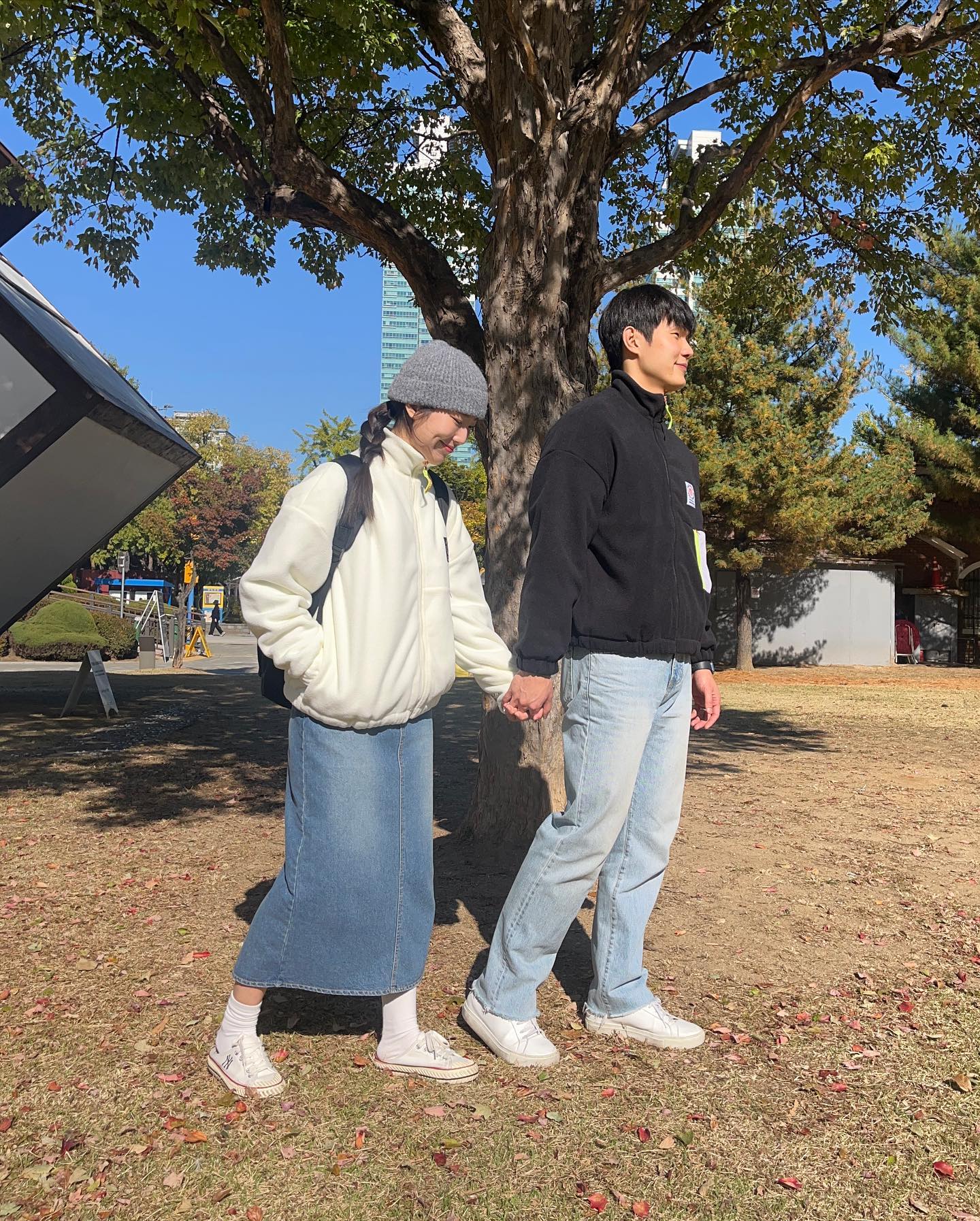 어느덧 사랑스러운 빛깔들은 봄날과는 다른 형태로 마음을 설레게 합니다. 바스락 바스락 바닥에 깔린 낙엽들의 소리로 조락의 계절, 가을이 왔음을 느낍니다. 

🏷️ patchers_cokr 가을맞이 후리스를 꺼내봅니다. 핏이 아방하고 크롭느낌이라 귀엽게 연출이 가능해요! 안감이 누벼있어 따뜻하게 입을 수 있어요 ◡̈ 

예수께서 이르시되 할 수 있거든이 무슨 말이냐 믿는 자에게는 능히 하지 못할 일이 없느니라 하시니(막 9:23)