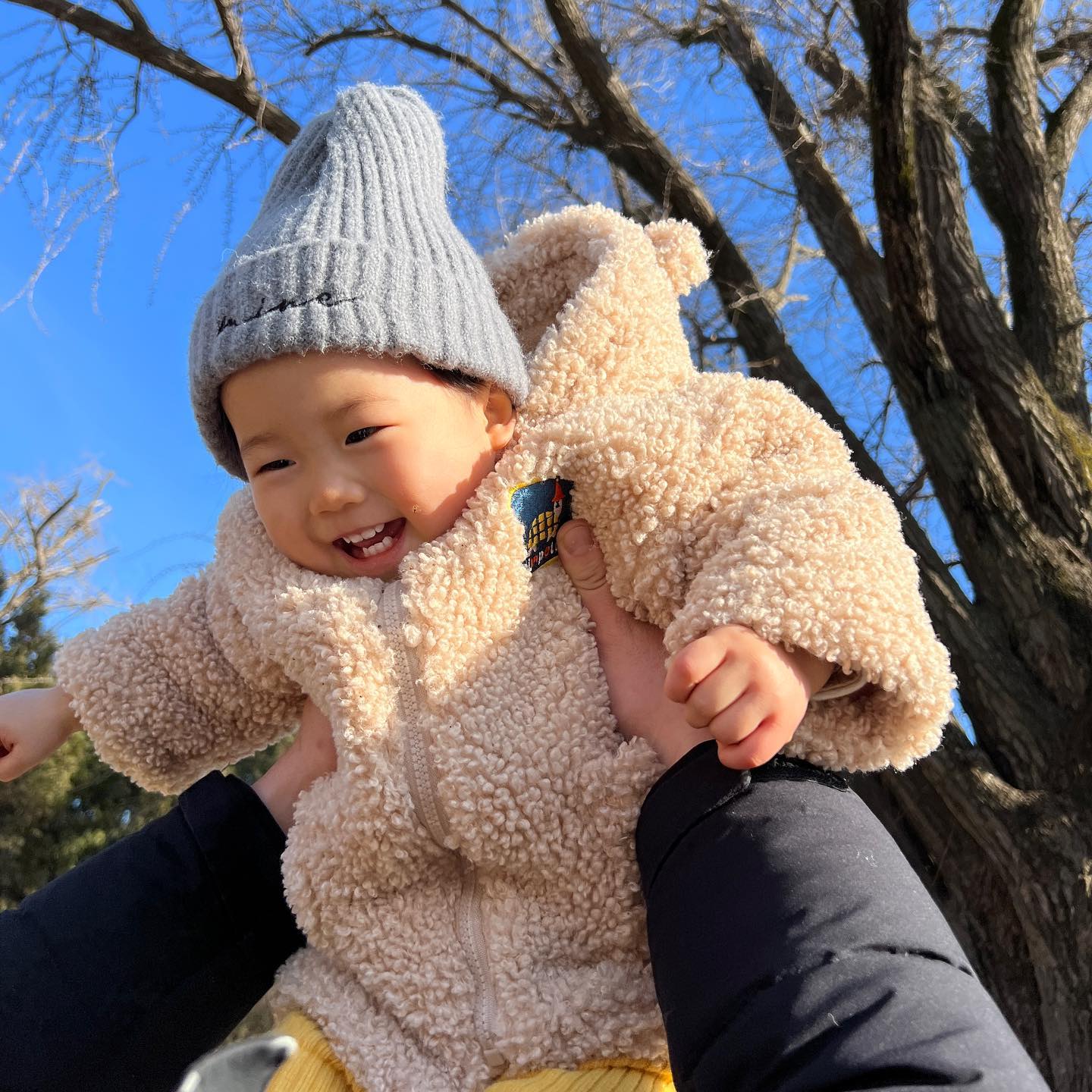 #15개월아기

200살 훌쩍 넘은 나무 앞에서
엄마 아빠는 하리 건강하게 자라게 해달라고🙏🏼
우리가족 모두 건강하쟈🥰
⠀
⠀
⠀