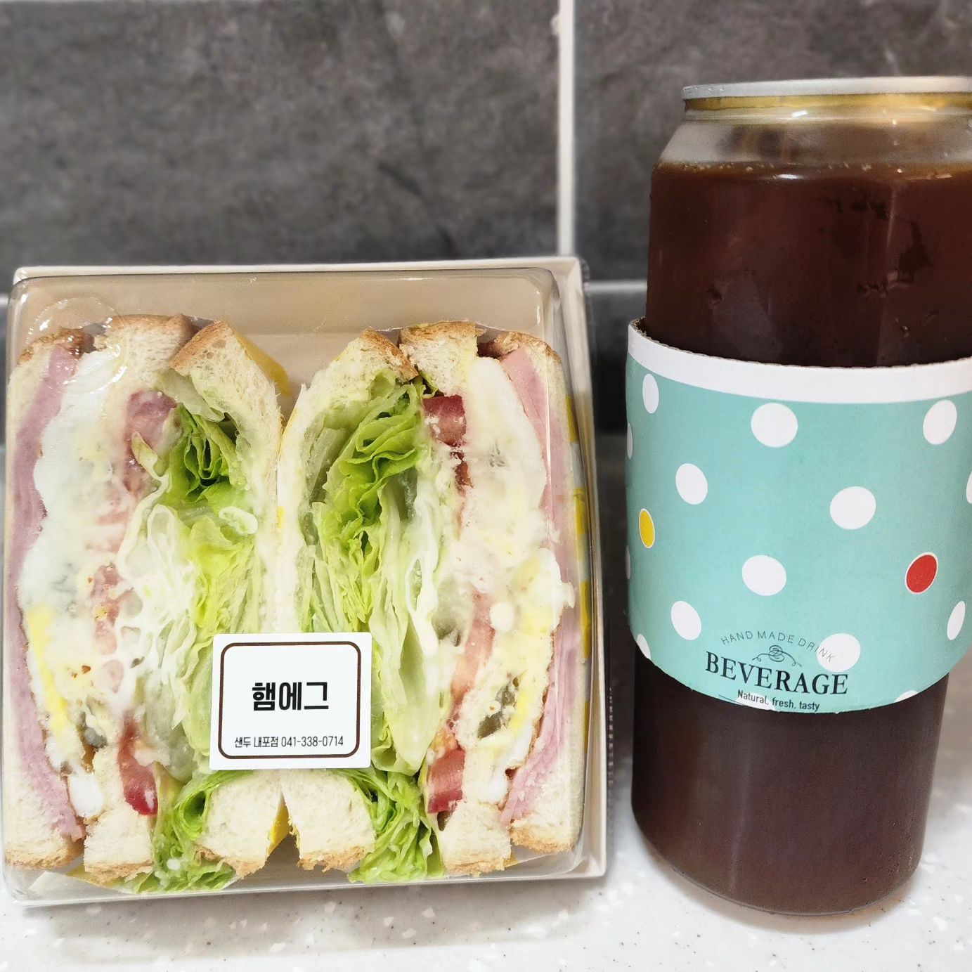 #점심메뉴그램
#샌드위치앤커피

간편하고 든든한
샌두 샌드위치🍞

샌드위치에
#커피수혈은필수

#햄에그샌드위치
#치킨텐더샌드위치
#아이스아메리카노

일할때 가끔먹는데
오늘도 맛있게 잘먹음

#워킹맘점심 #샌드위치🥪
#샌두 #샌두내포신도시점 
#내포샌드위치 #일상샷📸