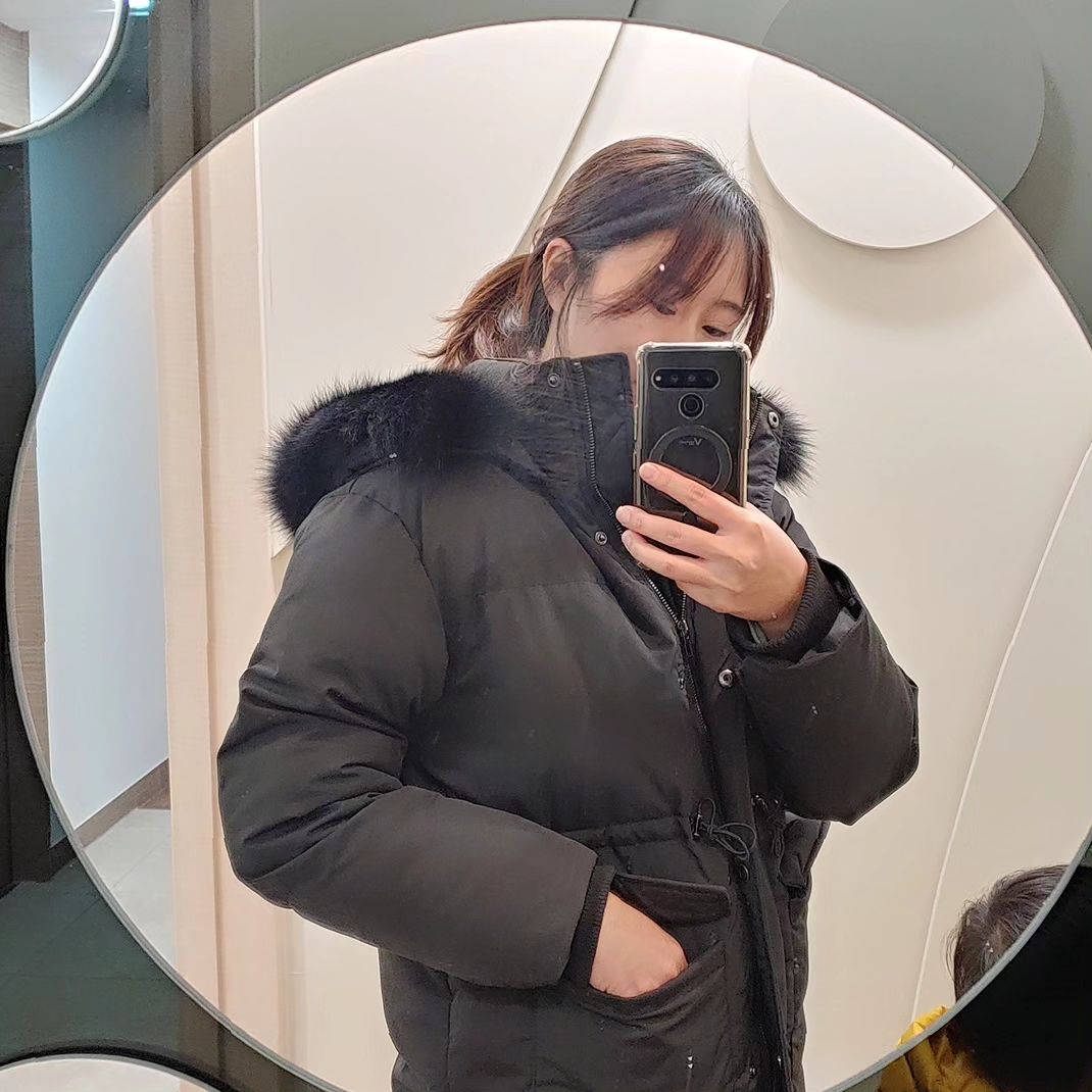 #협찬
.
올해는 효리언니처럼 예쁘게 입을 수 있는
숏패딩이 유행이지만!
저는 겨울철에 배에 바람들어가면 큰일나는 줄 아는 사람이라
허리 핏 꽉 잡아서 라인 예쁘게 살려주는
#로데아리얼폭스퍼패딩 으로 
따뜻하게 입으려고 해요.
.
하프 기장이라 부담스러운 
히프와 허벅지도 싹 가려주고,
편안한 착용이 가능해서 좋아요.
팔부분도 넉넉해서
두꺼운 니트도 OK! 
.
코디하기도 편안한 캐쥬얼한 디자인이라
새해에 일출보러 갈 때에도 입고 가려고요.
.
모두 미리 해피뉴이어 ♥
.
#클릭앤퍼니 #clicknfunny #데일리 #오피스룩 #캐주얼룩 
clicknfunny_official