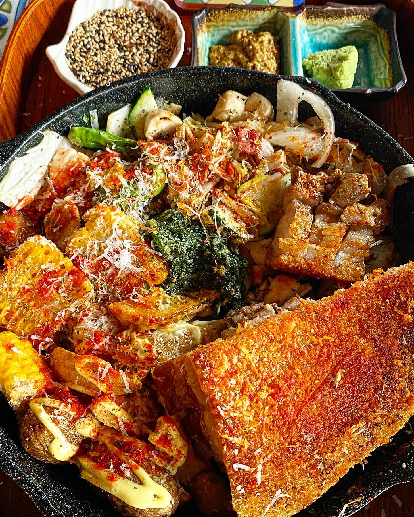 홍대에서 태어나서 처음 먹어본 크리스피 삼겹살❤️

📌수달산장
서울 마포구 와우산로37길 1 1층 / 1지층

겉은 빠삭 속은 촉촉 부드러운 통 삼겹살 800g이 통째로 나오는 곳

돼지껍데기 튀김을 바베큐 소스와 함께 먹으면 식감 천재 

식전 샐러드만 해도 양도 어마하고 취향 저격

특히 마약옥수수 양념이 중독성이 미쳤다

유튜브로만 보던 크리스피 통삼겹 먹어보고 싶은 사람 당장 돌격!

#홍대맛집 #홍대술집 #크리스피삼겹살 #크리스피통삼겹 #수달산장