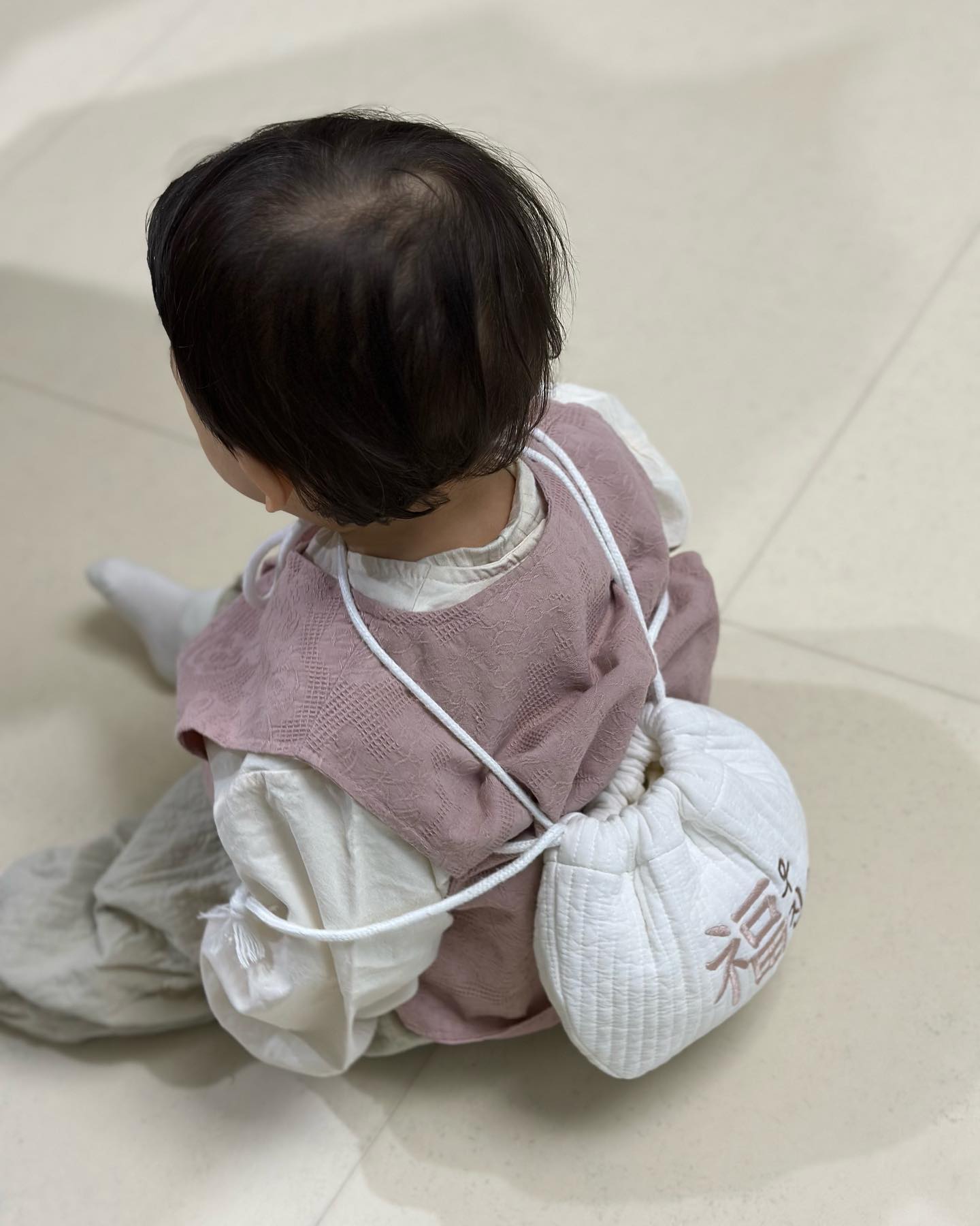 🗓2024.02.10.토 #생후438일 👶🏻✨
설연휴 다 끝난 후에야 올려보는 우진이의 두번째설날✌🏻
이 사진은 뒷모습이 포인트라구우✨