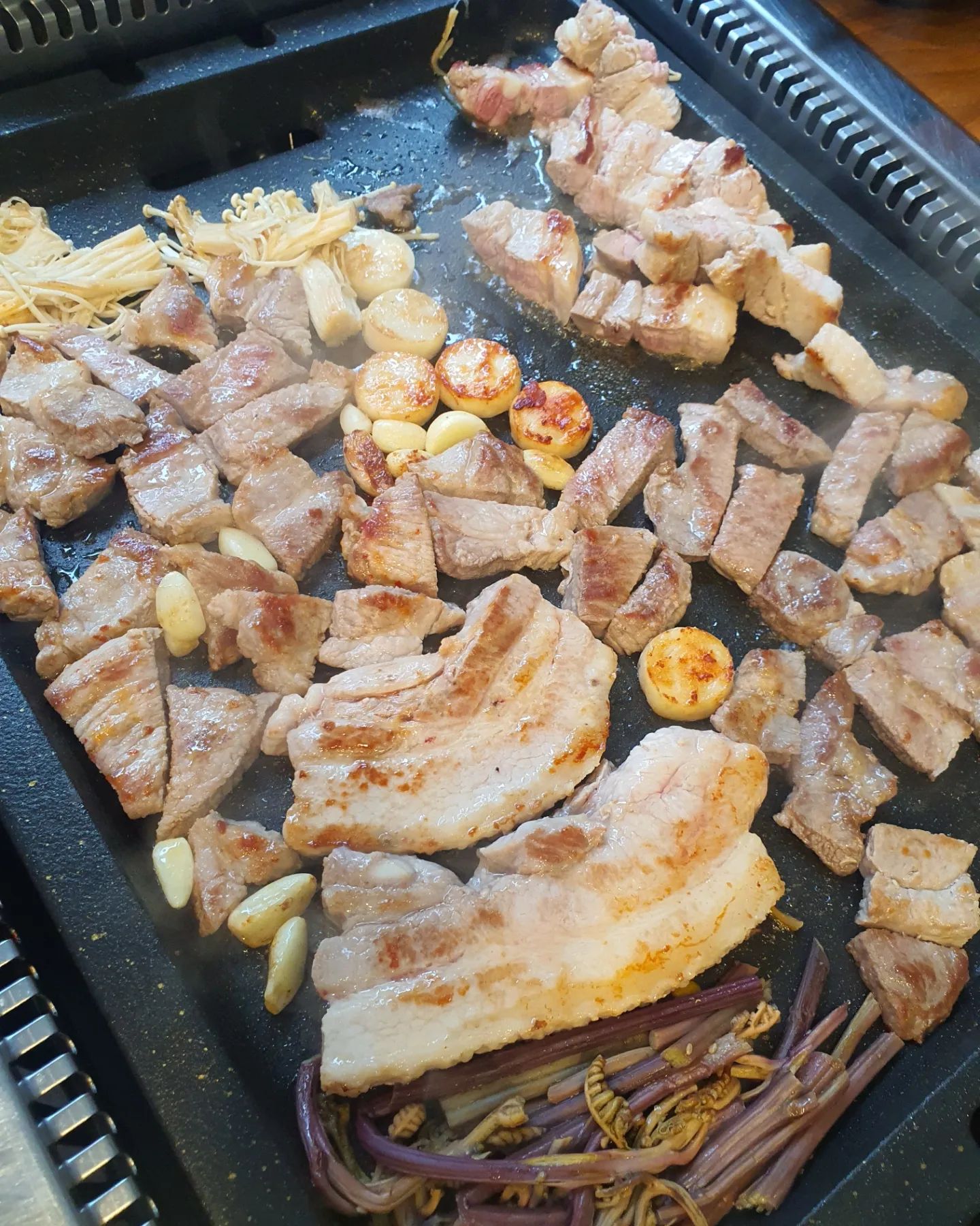 주말 마무리~~
역쉬 고기고기!!!!
고기~해산물~소프트아이스크림까지 
찢었다!!!!

#둔산동 삼겹살 #무한리필 맛집 #향연돈 #숙성고기