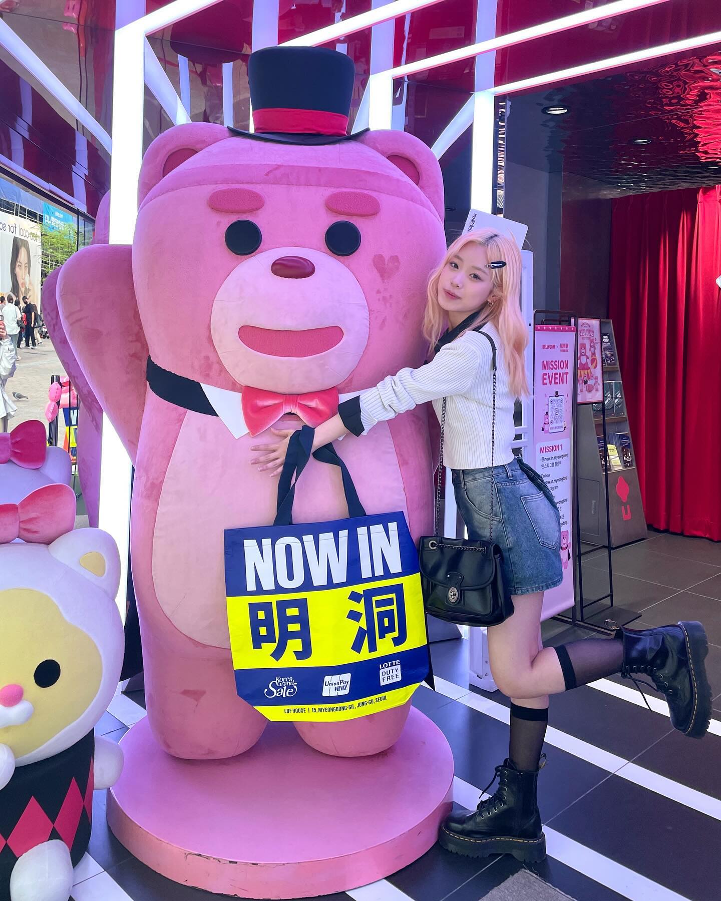 #광고 now.in.myeongdong 
지난 4월 2일 문을 연 명동의 NEW 핫플!
나우인명동을 소개합니다 🔥

1,2층에는 서커스 컨셉으로 꾸며진 벨리곰 팝업이 진행중이에요!
귀여운 벨리곰으로 꾸며진 포토존과 다양한 굿즈까지 가득가득 하다구요!

3층은 나우인명동의 컨셉 공간!
나우인명동 인스타그램 계정 콘텐츠도 볼 수 있고 
내가 남긴 방문 후기를 바로 확인할 수 있는 실시간 방명록과 
트렌디한 느낌 가득~한 나우인명동 스페셜 굿즈까지!

저에게는 핸드폰 케이스와 그립톡이
제일 마음에 들었답니다🤍

그리고 나우인명동에 입장하면 팔찌를 주시는데요 
한층 한층 미션에 참여하면 3층에서는 
현장 뽑기 이벤트에 참여할 수 있답니다!
귀여운 벨리곰 굿즈부터 다양한 경품을 얻을 수 있다구요!

4층에도 벨리곰으로 꾸며진 포토존이 있으니 놓치지 마세요!

또 다른 BIG 이벤트!! ✨✨
나우인명동을 직접 방문해 매장 이미지를 촬영하구 이미지+방문후기를 인스타그램 피드에 남겨주시면 호주 항공권, 부산 숙박권 등을 받을 수 있는 리뷰 이벤트가 진행중이라고 해요~

최근 핫한 명동에 방문해 새로운 공간도 즐기고 경품도 받을 수 있는 기회!
TIP) 3층을 자세~하게 작성해주시면 당첨 확률이 UP!
자세한 사항은 now.in.myeongdong 계정에서 확인하실 수 있습니다.

📍나우인명동 now.in.myeongdong
-서울 중구 명동길 15
- 오전 11시 ~ 오후 8시 운영

#나우인명동 #nowinmyeongdong #명동핫플 #서울핫플 #요즘핫플 #달라진명동 #핫플레이스소개 #핫플레이스추천 #명동가볼만한곳 #명동팝업스토어 #벨리곰팝업 #명동팝업 #明洞 #팝업 #팝업스토어