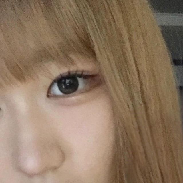 최한울 on Instagram: "#협찬 배드 피치 오일리스 펀 모어 파우더 03호 블러커버를 협찬 받았어요! 피부톤과 유사한 베이지 컬러로 하얗게 뜨지 않고 자연스럽게 뽀송해져요! 오랜 시간 동안 유