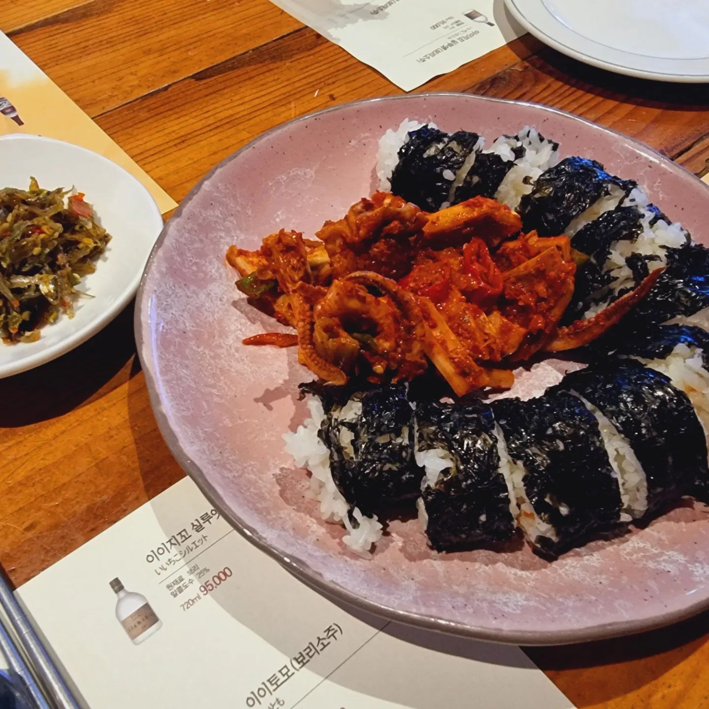 #부천맛집#맛객미식쇼 입니다🩷🩷

인친님들 🤗
즐거운 불금.보내고계신가요? 
부천에 메뉴판이 바뀌는 식당이있답니다
제철 신선한 해산물등이 있는데요
해산물을 별루안먹었네요.. 하하🤣🤣

소금김밥이 또 유명하길래 저도한번 먹어봤습니다ㅋㅋ
소금이 콕 박혀있는게 식감이 오도독🙊
맛있게 먹었어요 독특하더라구요 👍

바질파스타는 친한언니가 클리어 🤣🤣
바질향이 참 좋다네요ㅋㅋ
볶음밥이 생각보다 넘 맛나더라구용
배터져죽는줄 🤣🤣

쉐프님께서 매번달라지는 메뉴를 선정하셔서
회종류도 신선하게 먹을수있어요 wow
사케종류가 참많더라구요
회식으로도 좋을고같아요😊
주차가 편리해서 짱입니다👍👍

울 인친님들두 즐거운 주말 보내시구 맛난거 마니마니 드셔요🧡🧡

#부천회식#부천횟집#중동맛집#중동횟집#중동이자카야#신중동맛집#신중동횟집#신중동오마카야#신중동오마카세#부천오마카세#부천데이트#중동데이트#신중동데이트