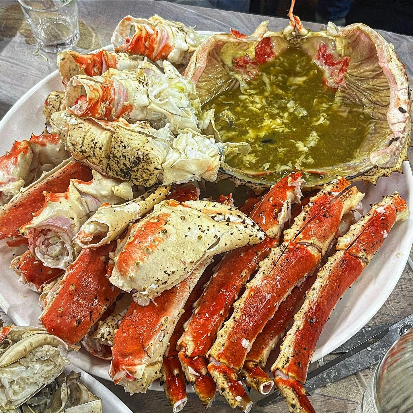 요즘 킹크랩, 꽃게 안 먹으면 손해
#구리수산시장 

킹크랩 가격이 쭉쭉 떨어졌다고 해서 수산시장 털고왔어요!🔥
방문한곳은 #인어교주해적단 어플보고 
후기가 많았던 #관보수산 에서 
킹크랩 4KG, 꽃게 2KG 주문후 
시장내 공룡식당을 이용했습니다
해당 날짜 킹크랩은 KG당 65,000원! 
꽃게는 큰사이즈로 KG당 25,000원!
네명이서 이렇게 먹고 배터저 죽을뻔 했구요 ^^ 
꽃게는 제철이라 살이 달달 하고 꽉꽉 차있고 
킹크랩은 활홀한맛^^
지금 킹크랩 가격이 좋아서 많이 많이들 드세용🩵
토요일 6시쯤 망문하니 식당 자리가 많지 않았고 
예약없음 웨이팅 있으니 참고하세용!