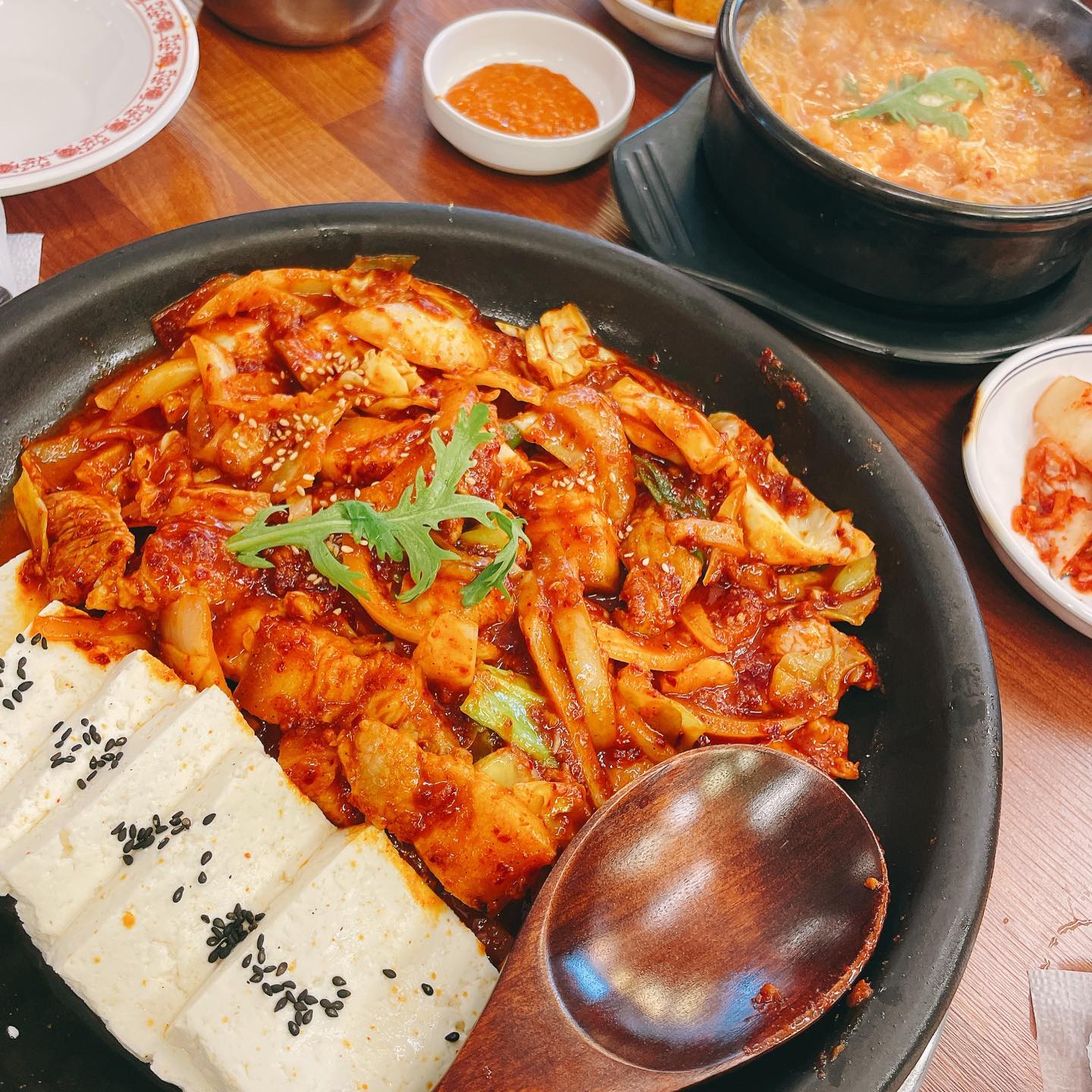 #흑돼지두부제육 #얼큰차돌순두부찌개
#고두리 #고두리용산 #신용산맛집
#신용산점심 #신용산역맛집 #신용산

#맛스타그램 #먹스타그램