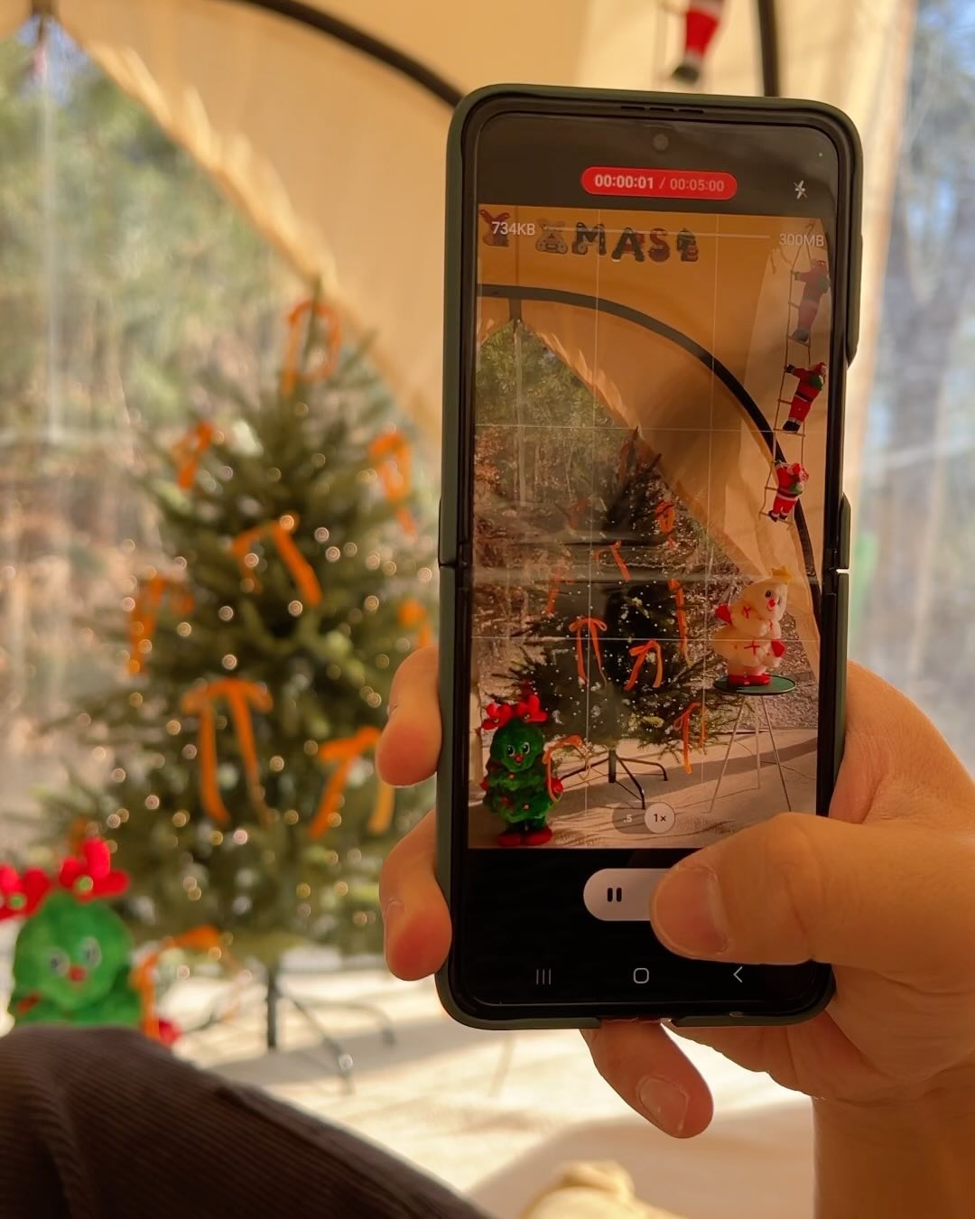크리스마스파티 이모저모,,🎄🎅🏻⛄️🎯
너무 추울까봐 걱정했지만, 
걱정과 달리 햇살이 따듯했던 크리스마스이브와
함박눈이 펑펑펑 내린 뜻밖의 화이트 크리스마스🤍

준비한 음식들은 성에 차진 않았지만
장박지 너무 좋다고 칭찬들어서 2주택전세자는 암쏘뿌듯🤭

걱정반 설렘반이었던 클마파티&텐들이는 
나름 성공적이었따고 한다,,✨