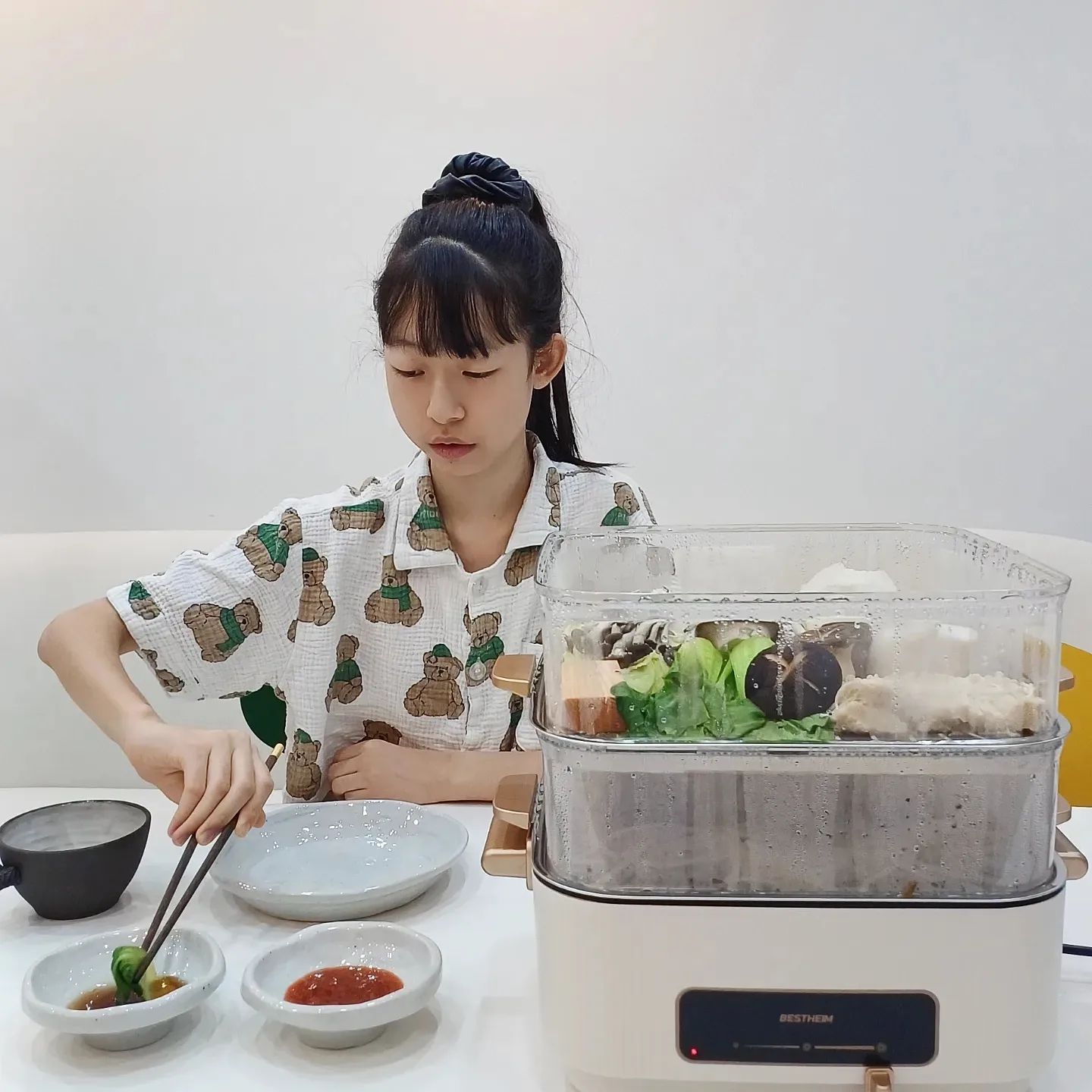 야채를 가리지않고 잘 먹는 초딩
샐러드도 좋아하고 샤브샤브나 채소찜도 너무 좋아한다
밀프렙도 만들어놓으면 잘 먹고!
집에있는 야채 다 때려넣고 고기도 넣고 뚜껑덮고 20분 딱 기다리면 이렇게 맛있는 한끼완성💛
전기찜긴데 무슨 편백나무찜이 되? 했는데 진짜되요!
편백나무토막 칸마다 하나씩 넣고 찌니까 편백향이 다 먹을때까지 
은은하게 올라와요 왕신기👍 
옥수수 감자 고구마 달걀도 찌고 정말 자주 꺼내쓸거 같은🫶
#베스트하임#편백담은전기찜기
#야채많이먹이기#초6언니