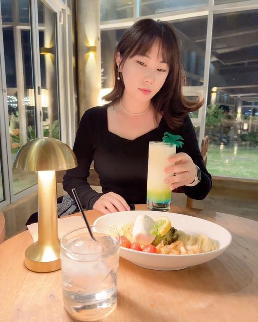 BYUL✨ on Instagram: "800평 규모의 대형 펍 ✨제주 멍우주✨

낮에는 카페 ☕🍰 (09:00~19:00)
밤이되면 펍으로 변신🎧🎶 (19:00~00:00)

분위기 별 좌석도 다양하고
루프탑에 야외 스크린까지 대박적 인테리어˘ᗜ˘

디제잉부스에 와인들과 여기저기 구경하느라 정신없었네요 힛

제가 주로 마시는 진토닉과 오아시스(논알콜) 칵테일 시켰는데
메인메뉴 브라타치즈 냉파스타와 어쩜 이렇게 잘어울리죠?☺

🌊오션뷰,한라산뷰,산방산뷰,박수기정 뷰 등등
  각종 뷰가 강점인 펍이어서 사방팔방 힐링하고왔어요ˆ̑՝̮ˆ̑❤︎

✰ 제주특별자치도 서귀포시 안덕면 난드르로 49-75 (창천리) 1층

#협찬 #멍우주 #멍우주펍 #멍우주카페 #제주800평규모 #제주멍우주 #서귀포멍우주 #제주애견동반 #서귀포애견동반 #대형규모펍 #오션뷰펍 #서귀포오션뷰펍 #제주핫플 #서귀포핫플 #서귀포멍우주"