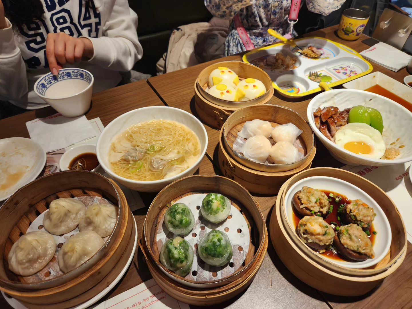 만두가 싫다는 그녀와 아빠의 온도차
넌 맛이없어도
내가 맛있으면 됐으♡♡

집순이 겨우 꼬시고 꼬시고 데리고나옴

#딤딤섬롯데월드몰점