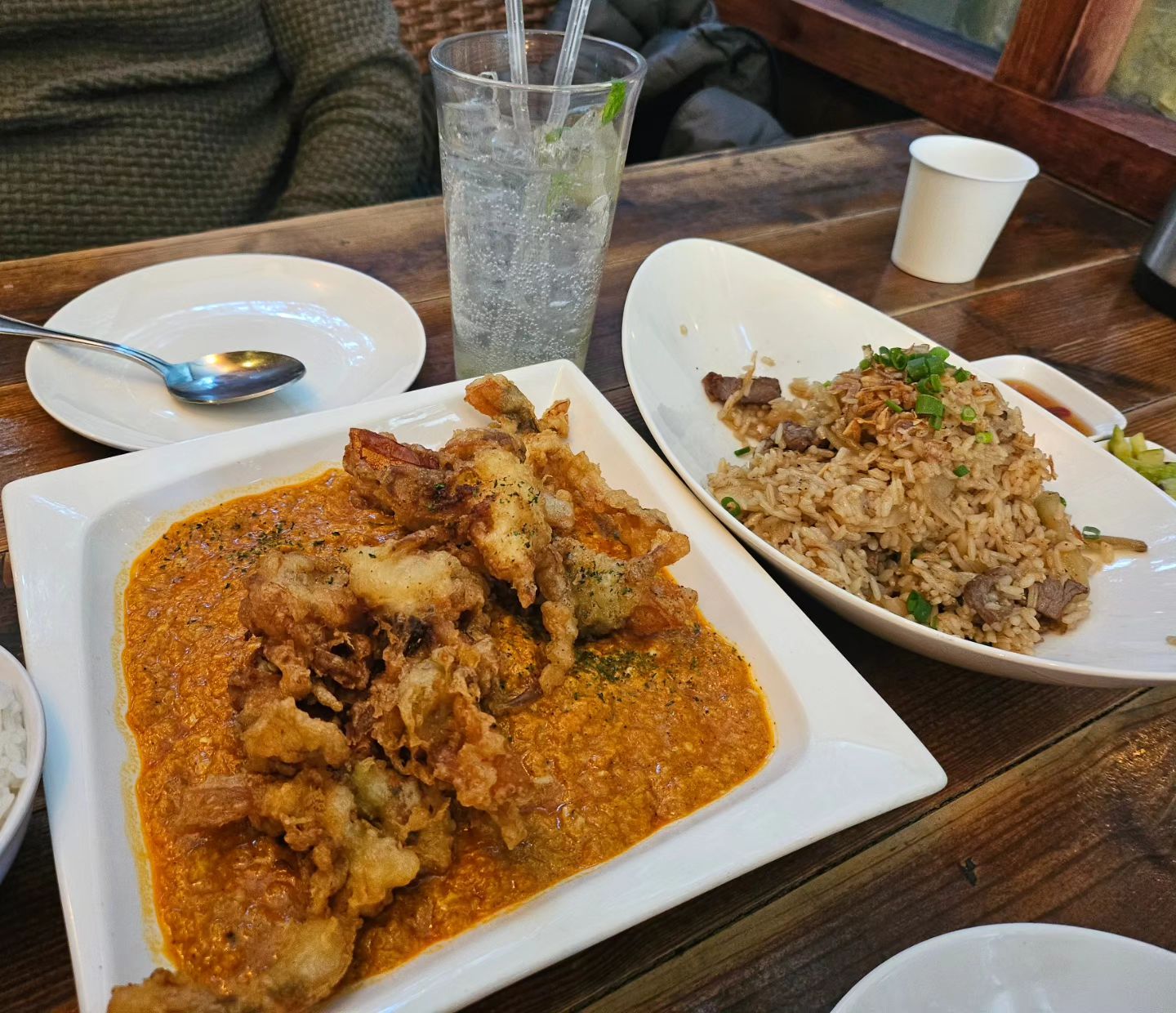 태국요리전문점 #어밤부송정
송정에 산책 나갔다가 생각나서 방문🍛
간만에 먹으니  맛있네~~😊

카므팟 느어
푸팟퐁커리 
모히토&콜라

#소소한일상 
#소소한행복 
#송정맛집
#태국요리전문점