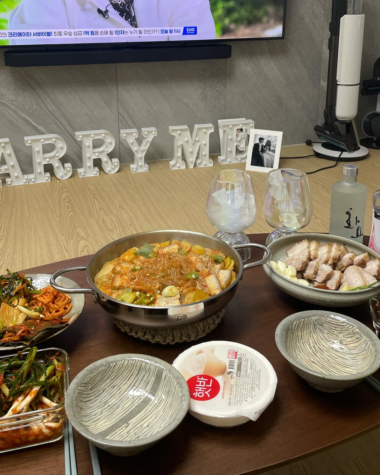 ♥️신혼일기♥️

신혼집 입주하면 제일 먼저 하고 싶었던게 뭐냐고 물어보면
요리!!!!라고 할만큼 요리가 하고싶어서
손이 근질근질거렸는데 드디어 성취했습니다ㅎㅎㅎ

장거리부부라 아직 며칠 함께하진 못했지만
요리한 음식을 같이 먹고있으니 얼른 더 빨리 같이 살고싶다는 마음뿐ㅜㅜ🫶

앞으론 결혼기록뿐만아니라 요리하고 생활하는 신혼일기글도
하나씩 같이 공유해봐요💛

#예신예랑 #신혼 #신혼일기 #요리 #요리스타그램 
#쀼 #쀼의세계 #쀼스타그램 #❤️