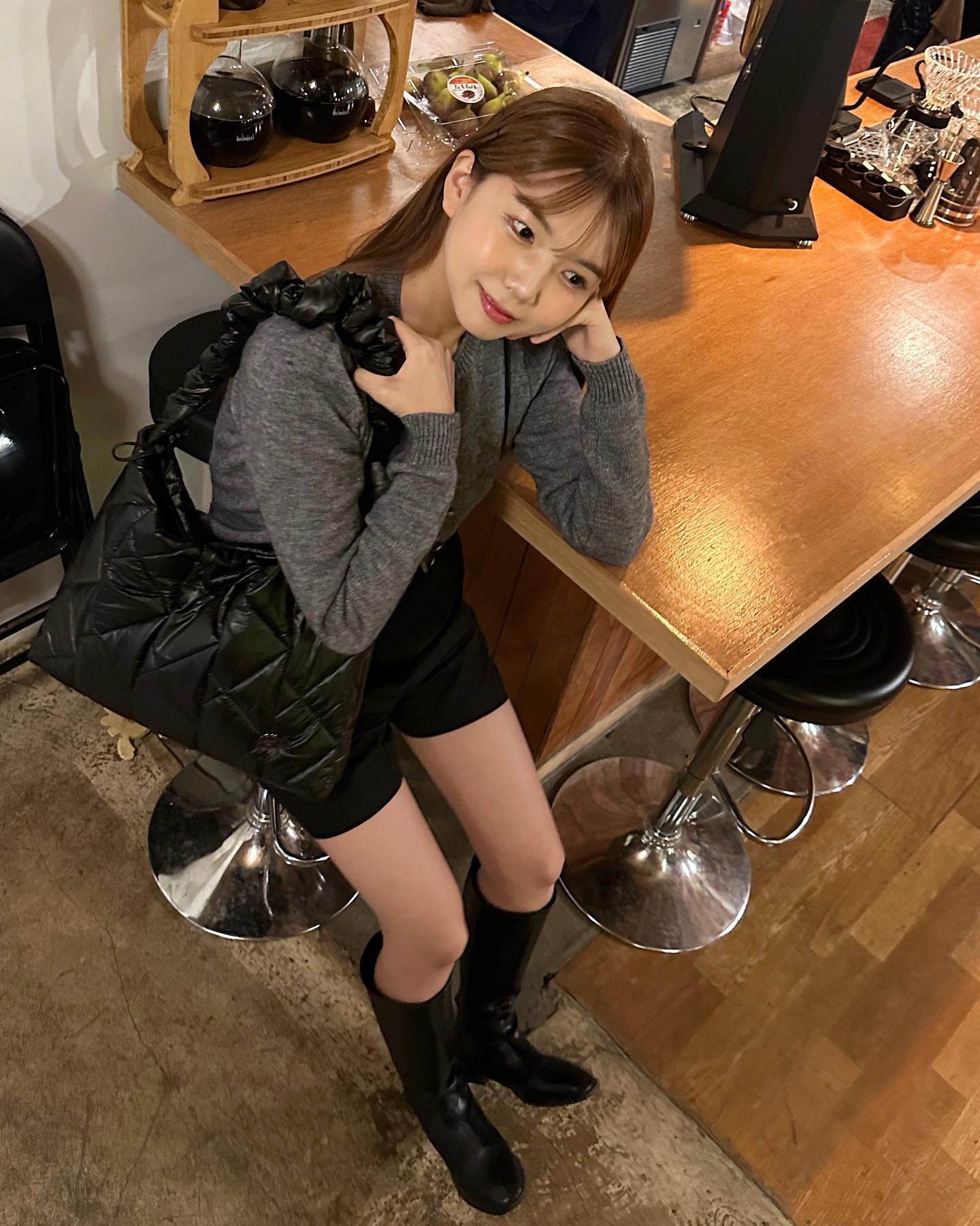 이미 차정원님 패딩백으로 유명한 
rosak_official 누볼라 K 퀼팅 숄더백🖤
은은한 광택의 나일론 소재의 캐주얼한 패딩백

부드러운 패딩 솜을 넣어 폭닥폭닥하면서 
귀여운 볼륨감을 트렌디하게 연출하실 수 있어요🙈

스토퍼를 활용하여 자유자재로 그날 코디에 
따라 스트랩으로 조절이 가능하여 숄더백, 
크로스백 버전으로 착용해보세요 ! 

더 자세한 후기는 제 블로그에서 확인해보세요🫶🏻
​.
.
.
#로사케이 #로사케이가방 #패딩백 #겨울가방 #겨울가방추천 #투웨이백 #20대여자가방 #20대여자가방브랜드 #차정원가방 #30대여자가방 #30대여자가방추천 #ootd #ootdfashion #패션블로거